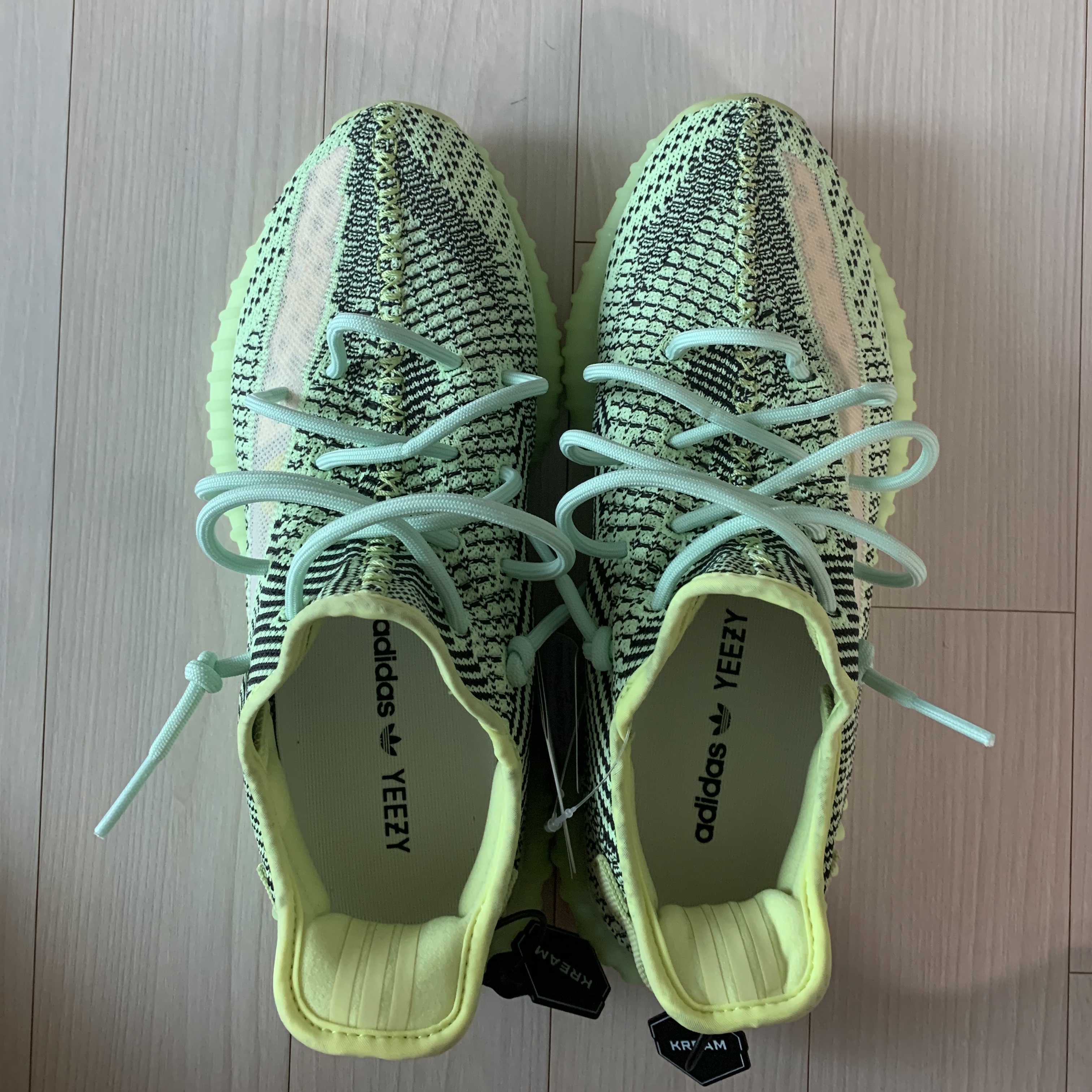 Adidas Yeezy Boost 350 V2 Yeezreel - Non-Reflective 착용 스타일 - 1