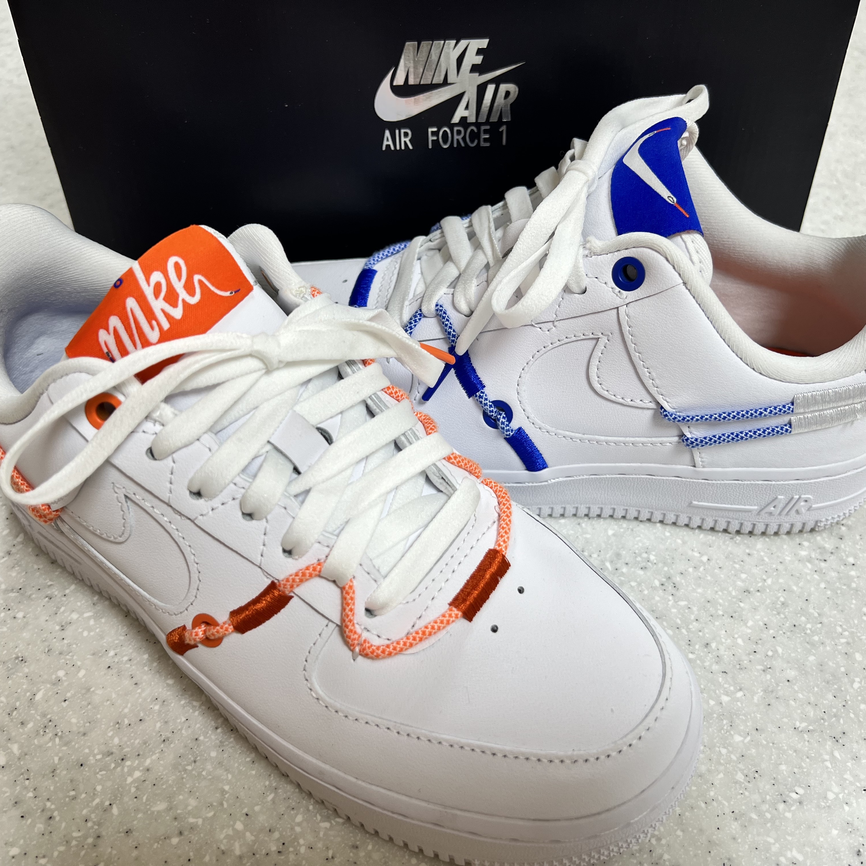 (W) Nike Air Force 1 '07 LX White Safety Orange 착용 스타일 - 2