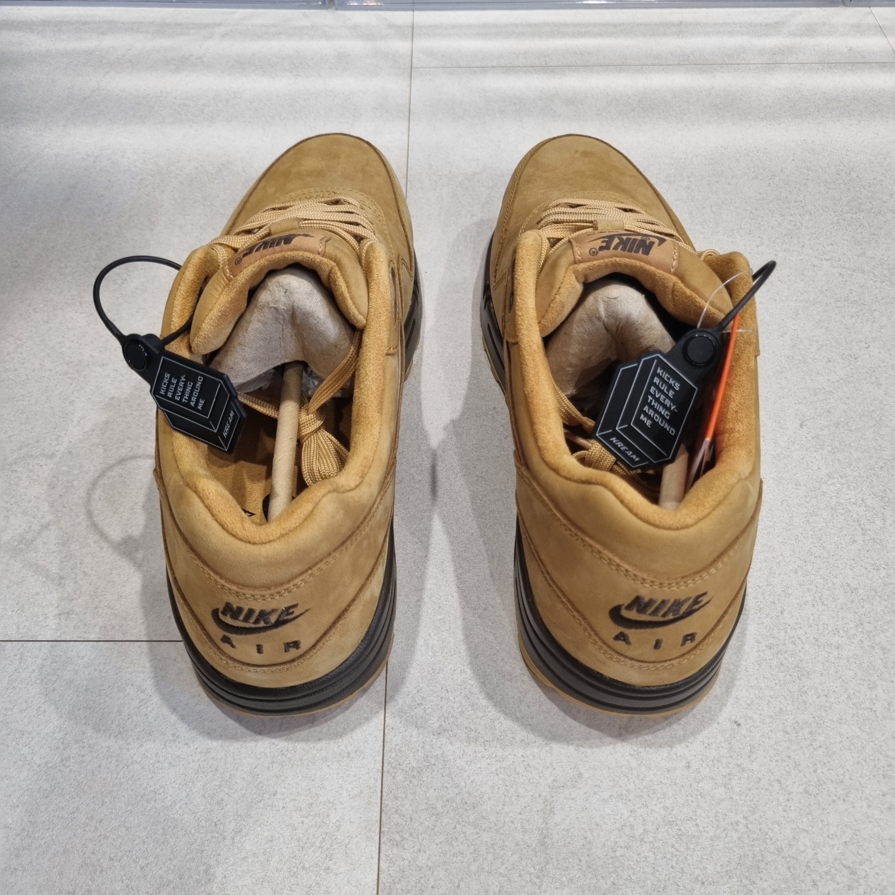 Nike Air Max 1 Flax, Jordan 1 Low Golf Wolf Grey 착용 스타일 - 3