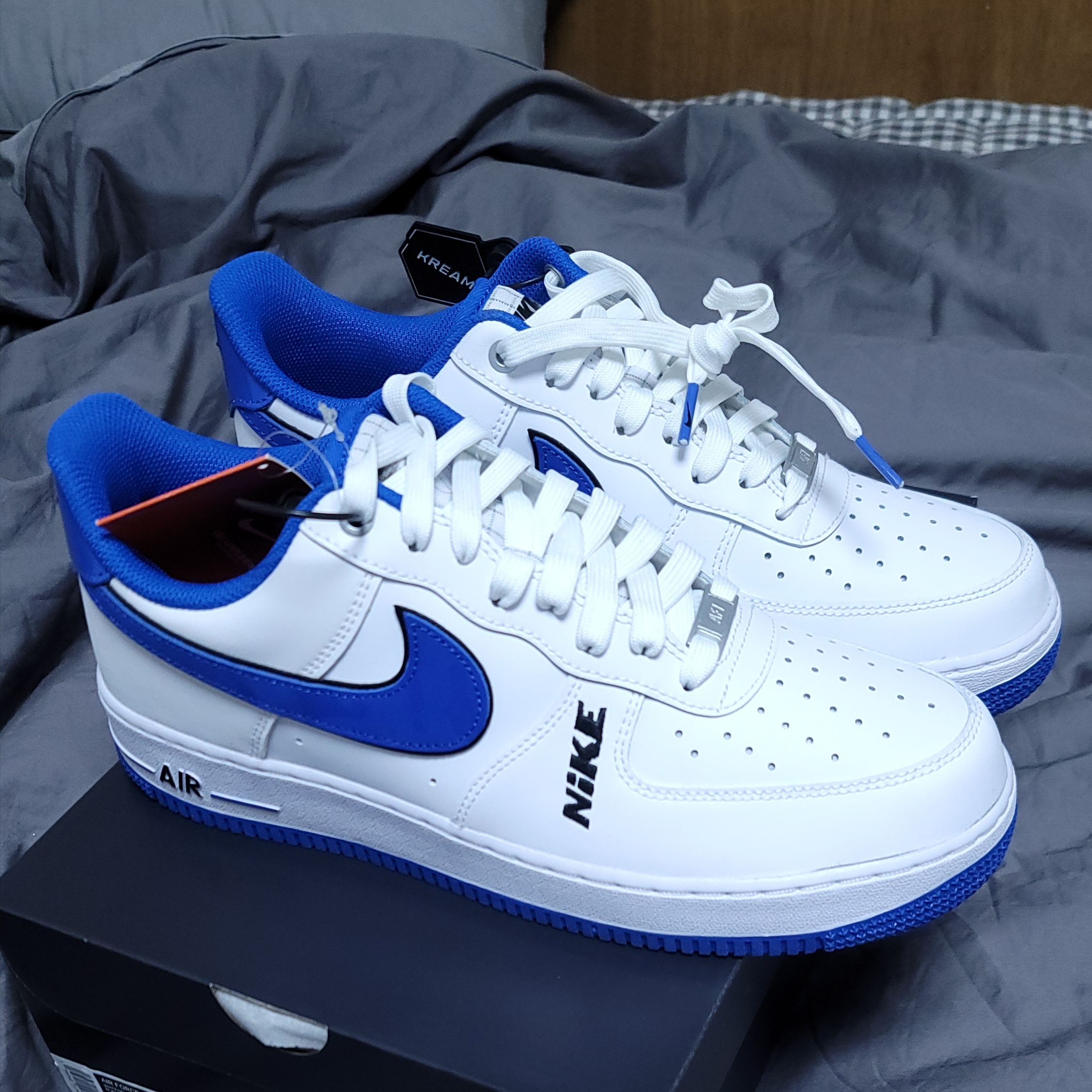 Nike Air Force 1 '07 LV8 White Game Royal 착용 스타일