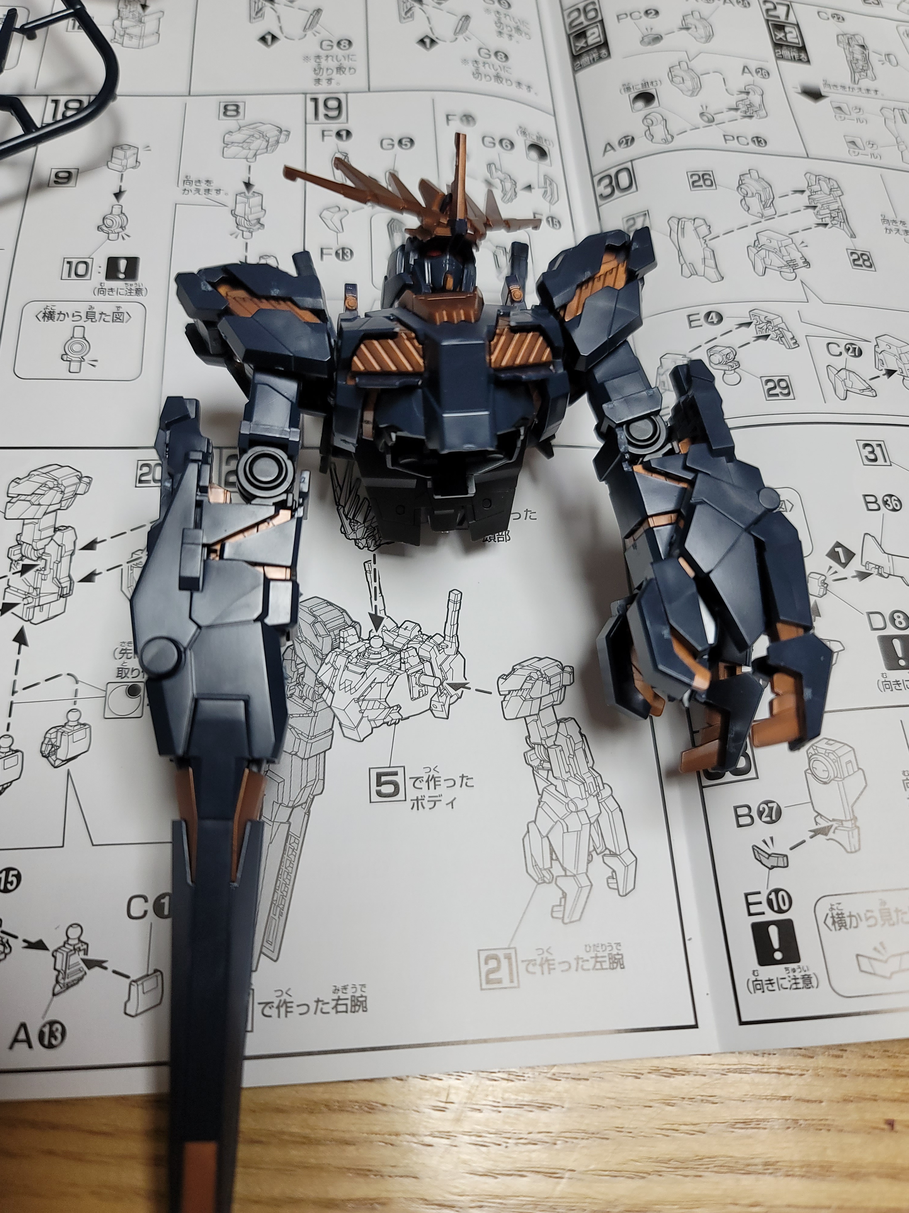 Bandai x Nike SB HG Unicorn Gundam & HG Unicorn 02 Banshee Set (Destroy Mode), Nike x Gundam SB Dunk High Pro QS Unicorn RX-0 착용 스타일 - 4