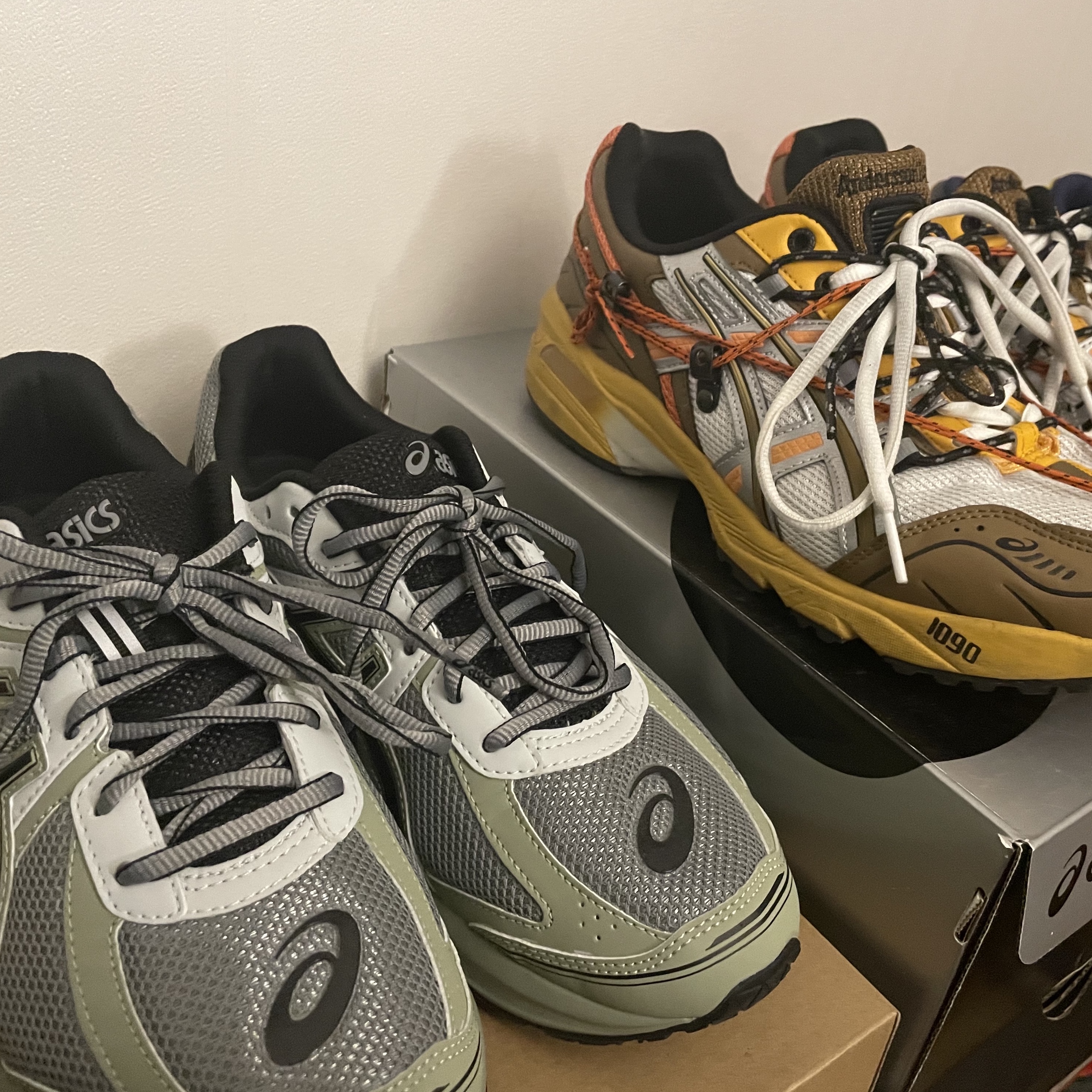 Asics Jog 100 S Sheet Rock - 2E Wide, Asics x Andersson Bell Gel-1090 White Orange 착용 스타일