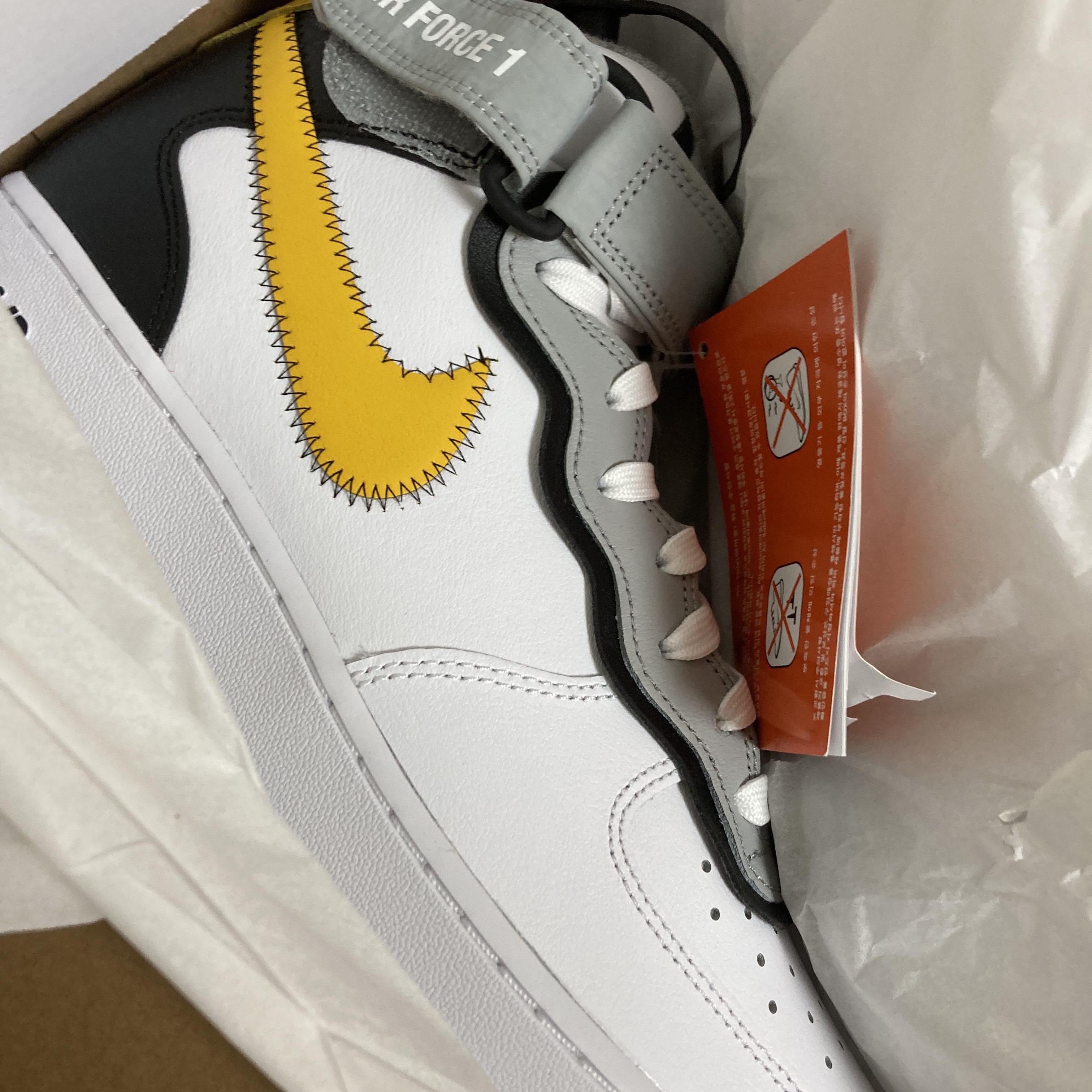 Nike Air Force 1 Mid '07 LV8 Athletic Club White Dark Sulfur 착용 스타일