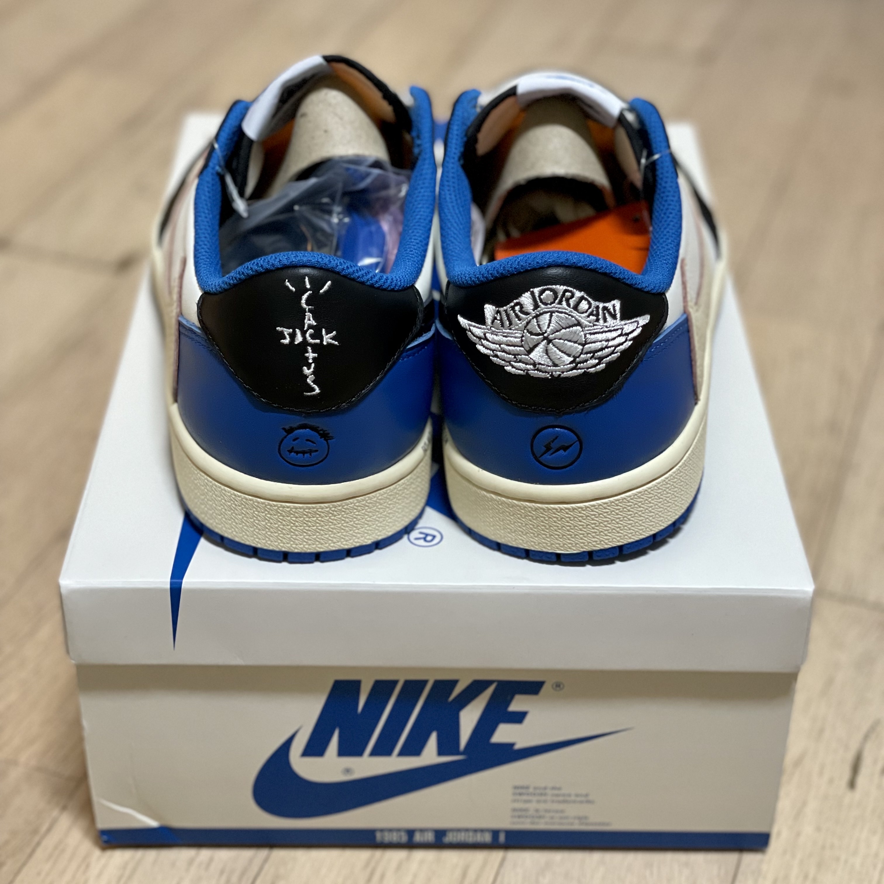 Jordan 1 x Travis Scott x Fragment Retro Low OG SP Military Blue 착용 스타일 - 2