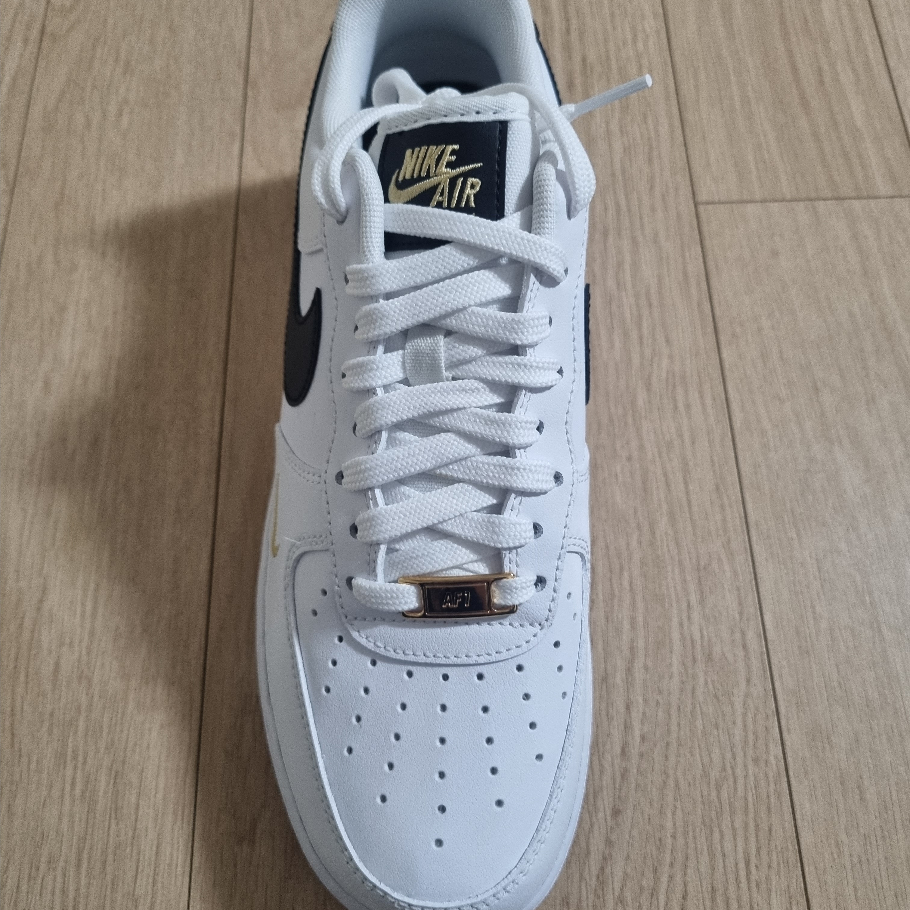 (W) Nike Air Force 1 '07 Essential White Black 착용 스타일 - 1