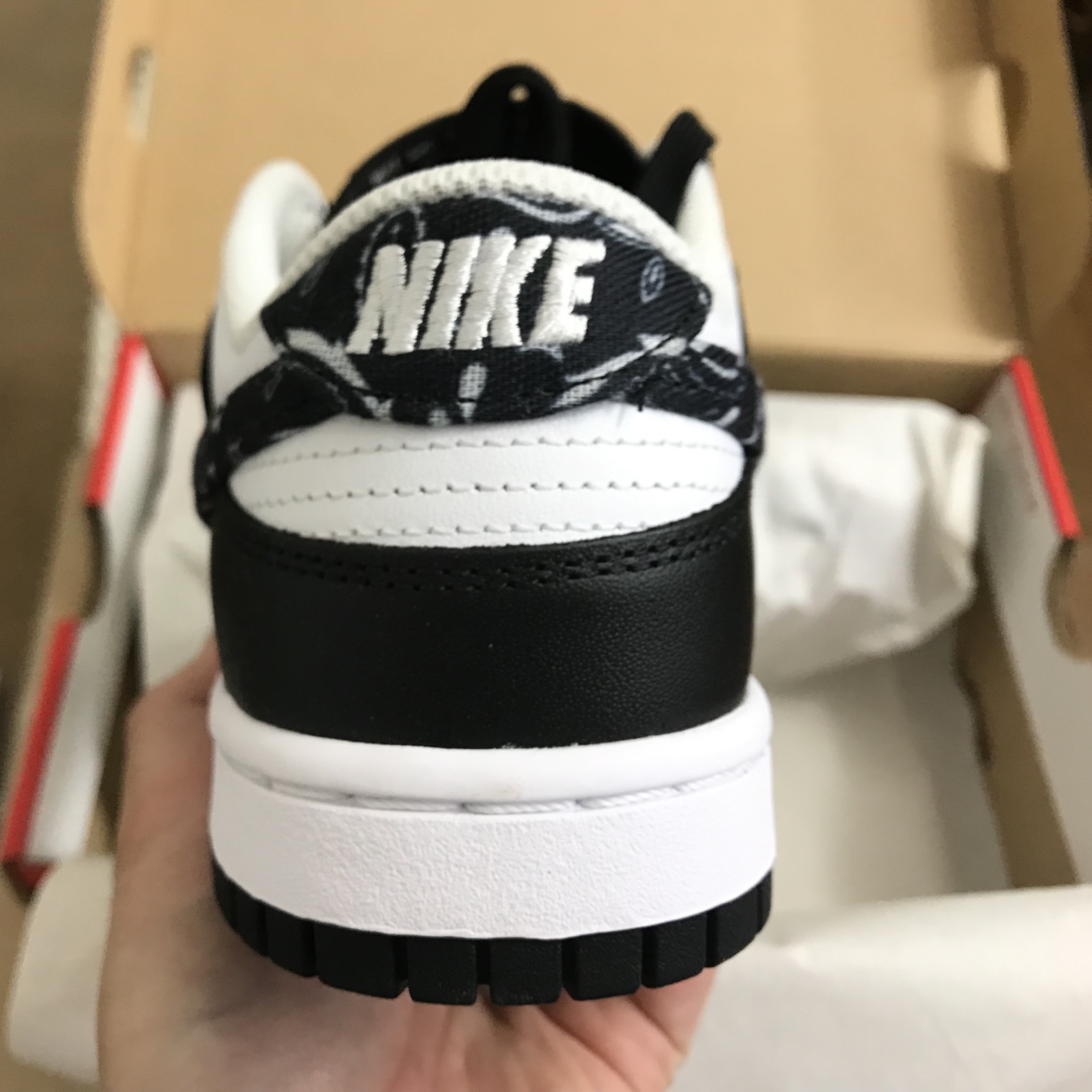 (W) Nike Dunk Low Essential Black Paisley 착용 스타일 - 4