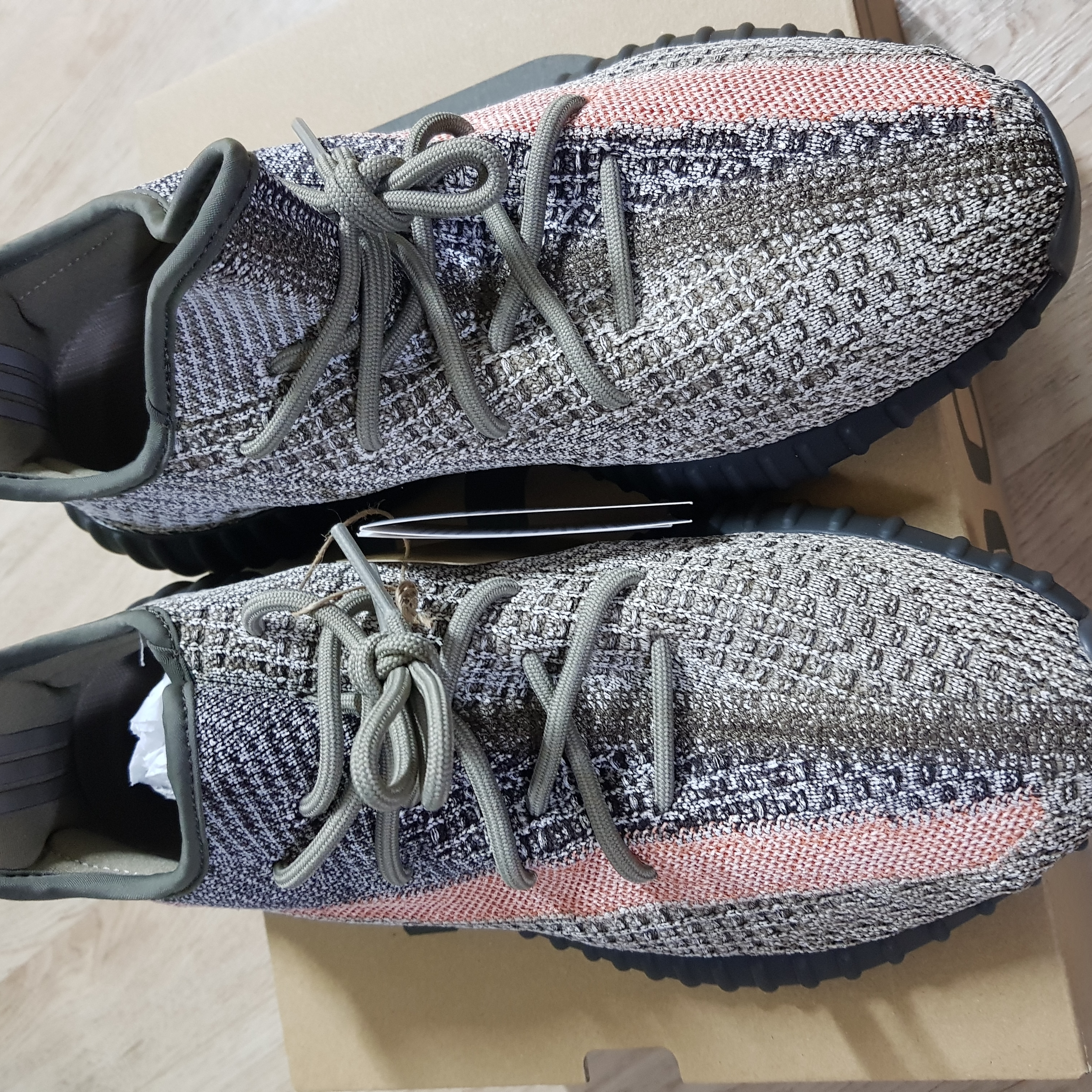 Adidas Yeezy Boost 350 V2 Ash Stone 착용 스타일