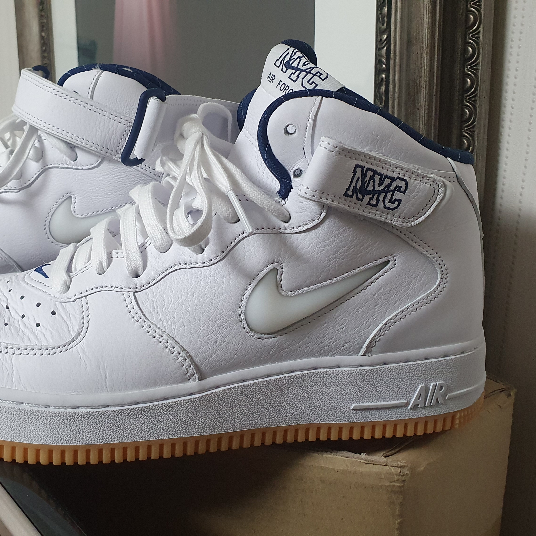 Nike Air Force 1 Mid QS NYC White Midnight Navy 착용 스타일 - 2