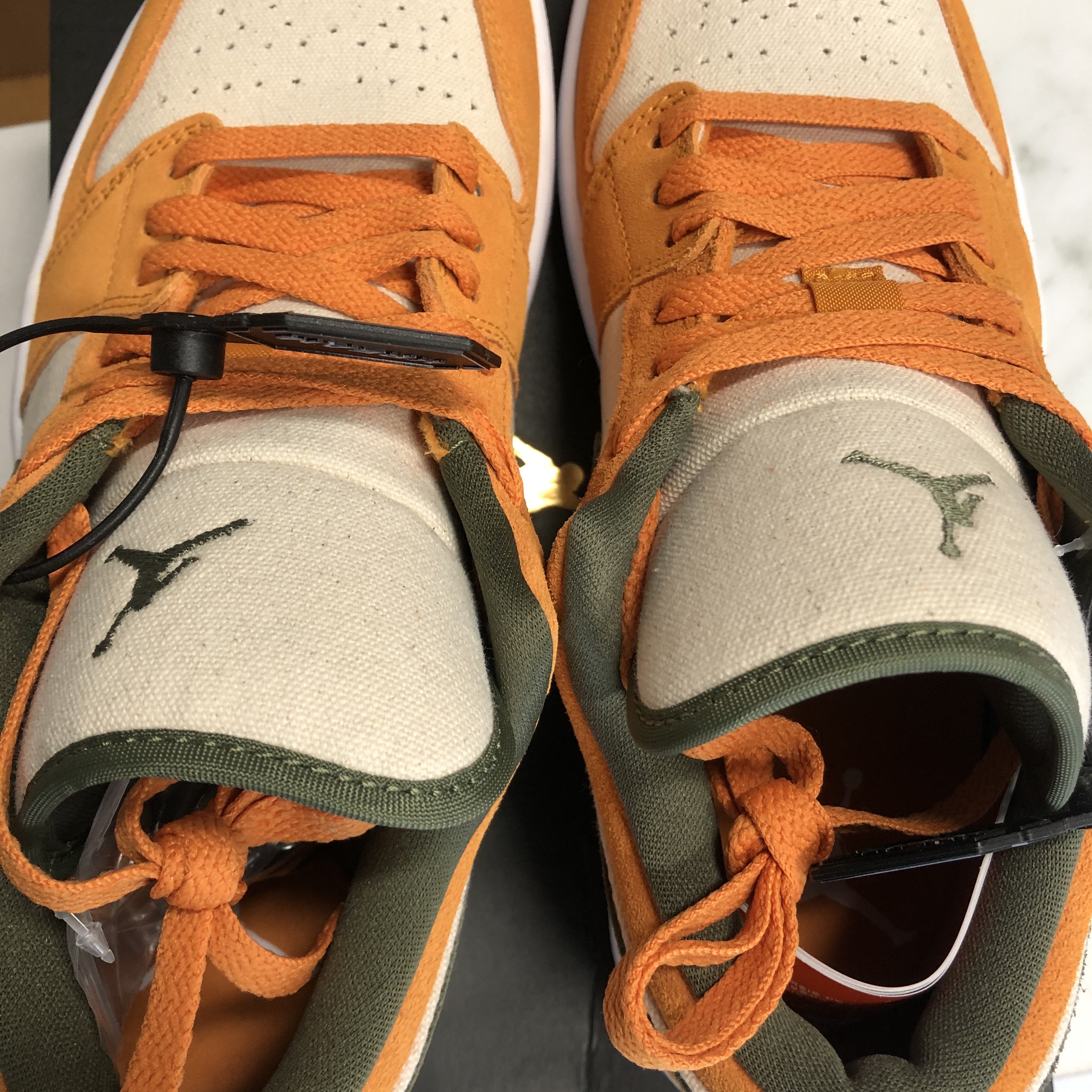 Jordan 1 Low SE Light Curry 착용 스타일 - 3