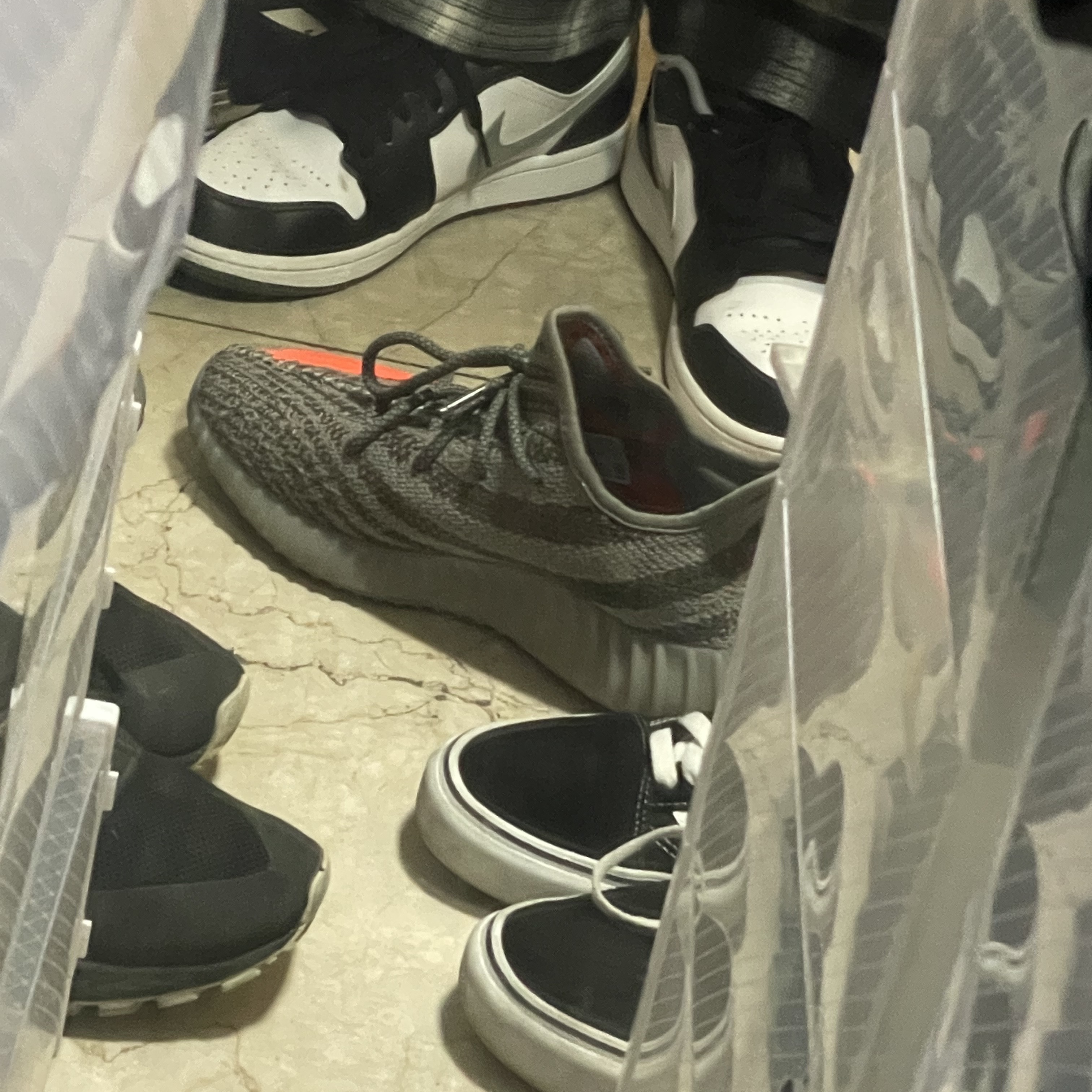 Jordan 1 Low Black Particle Grey, Adidas Yeezy Boost 350 V2 Beluga - Reflective 착용 스타일 - 1