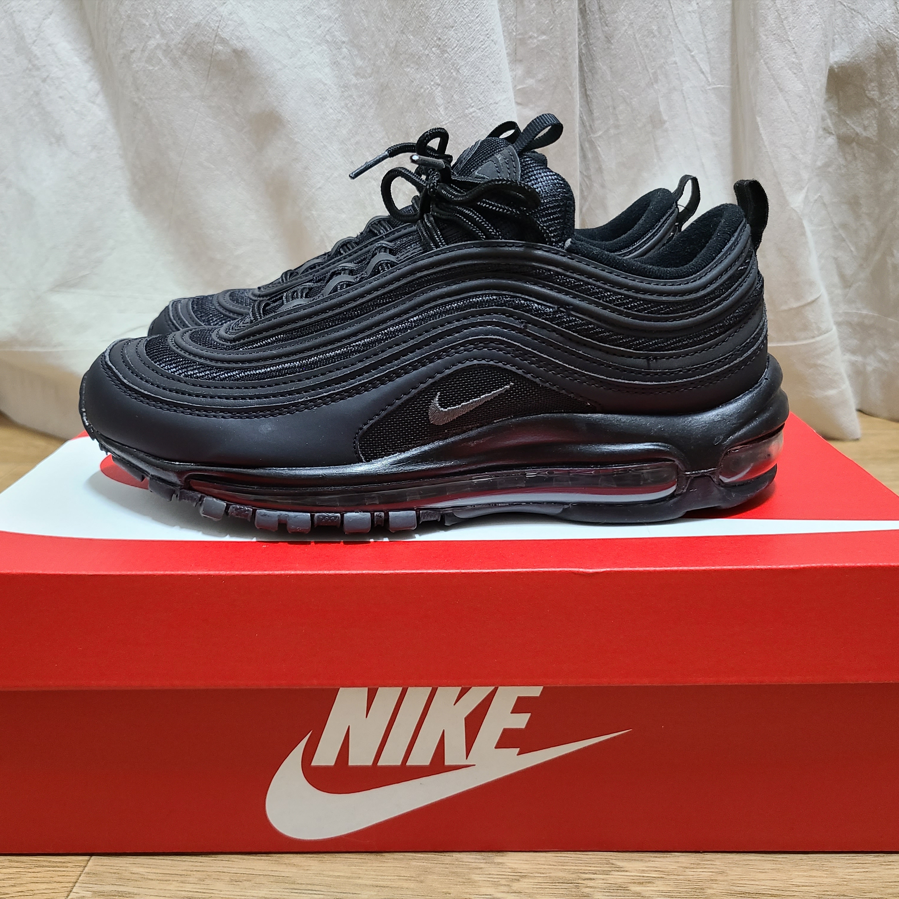 (W) Nike Air Max 97 Black Dark Grey 착용 스타일
