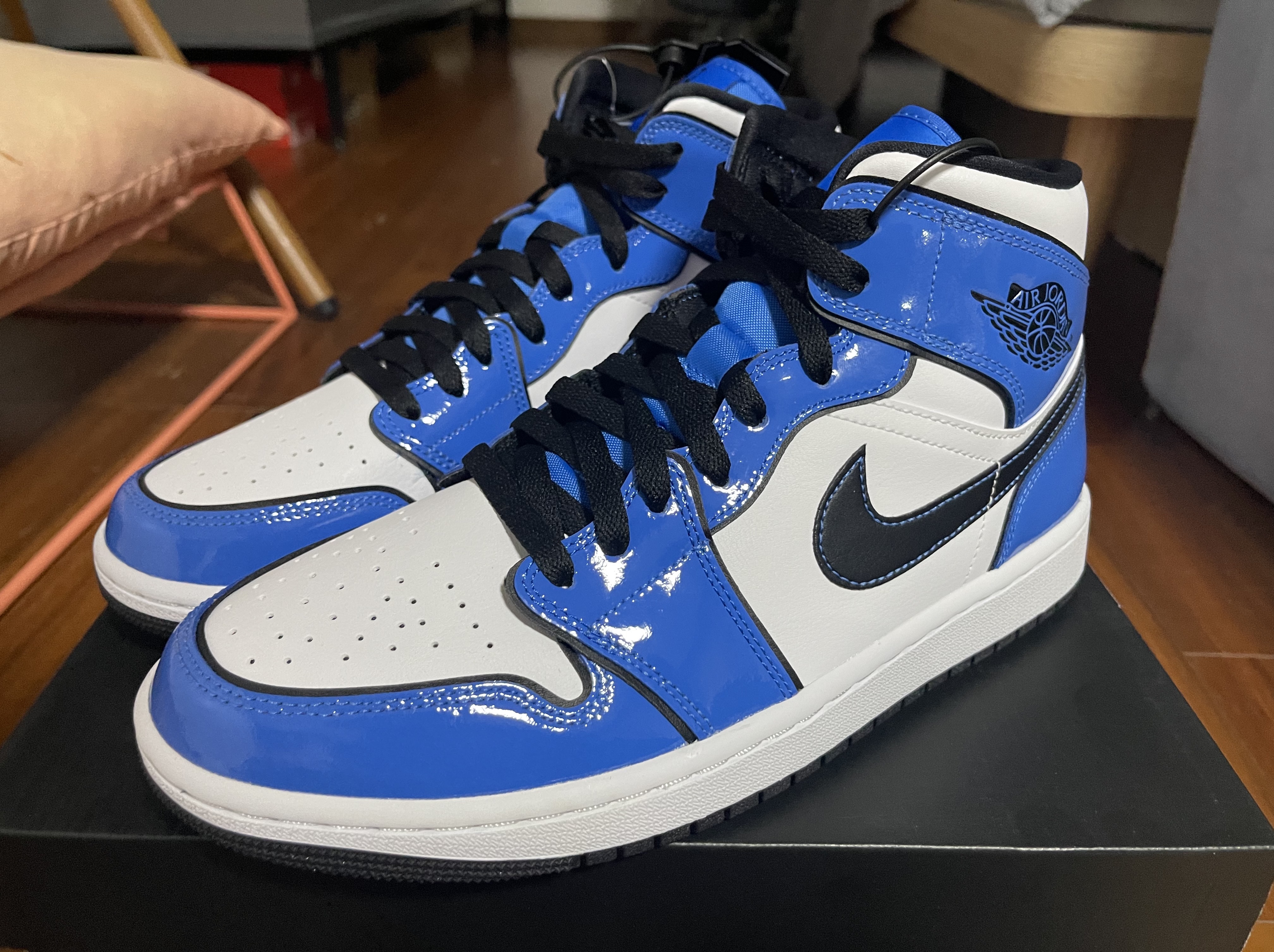 Jordan 1 Mid SE Signal Blue 착용 스타일 - 1