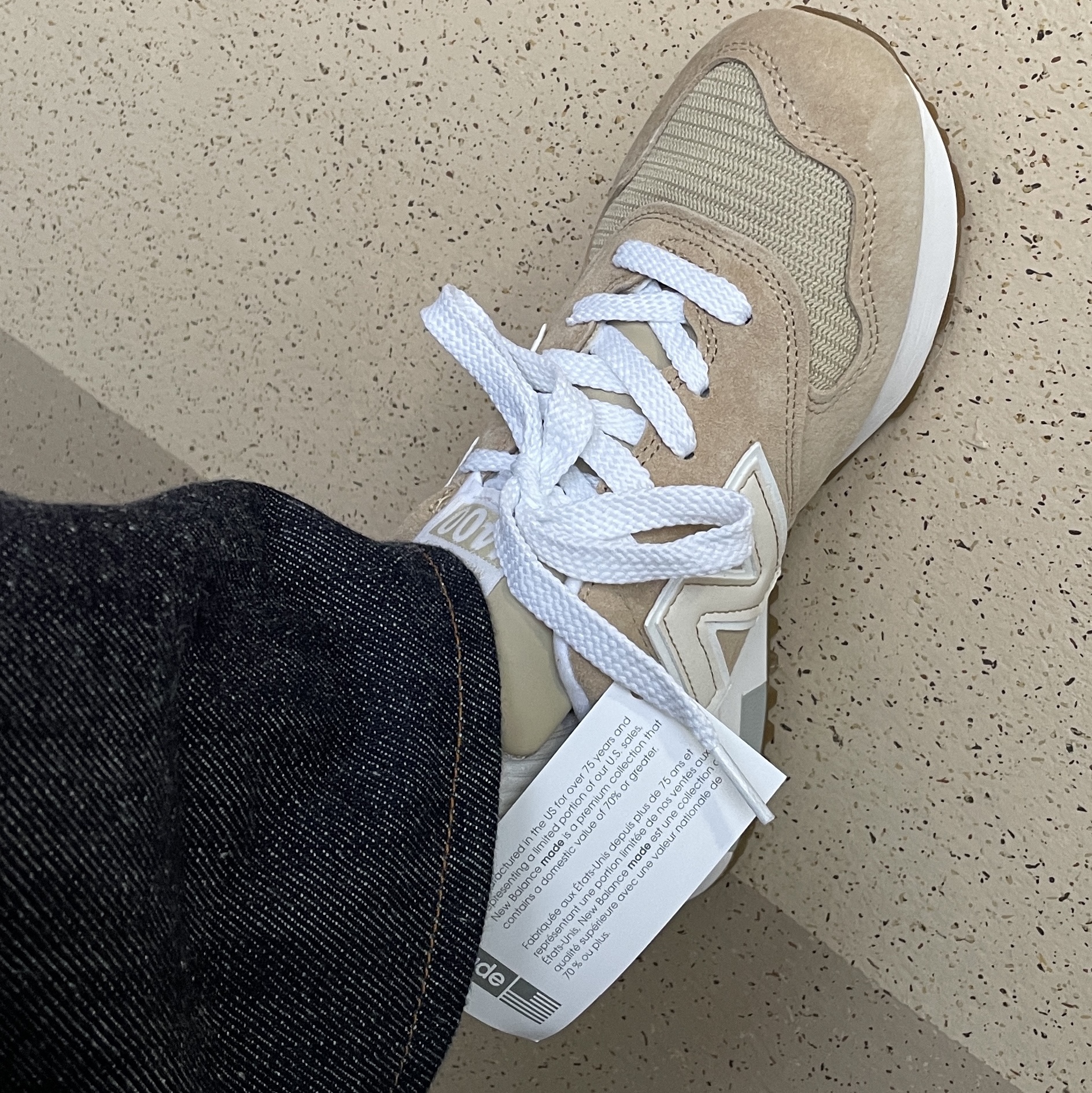 New Balance 1400 Made in USA Tan 착용 스타일 - 3