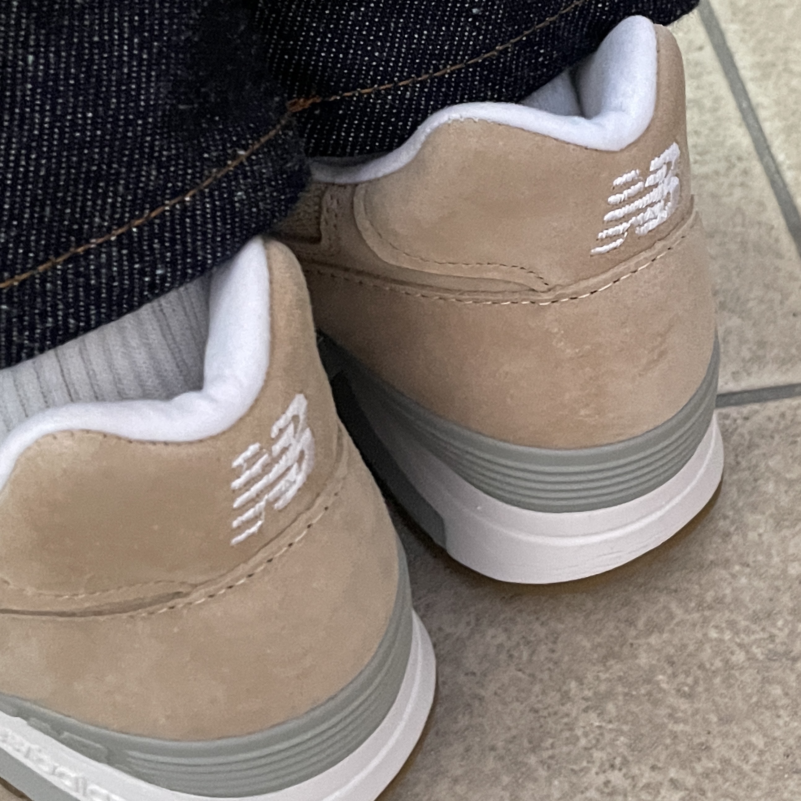 New Balance 1400 Made in USA Tan 착용 스타일 - 5