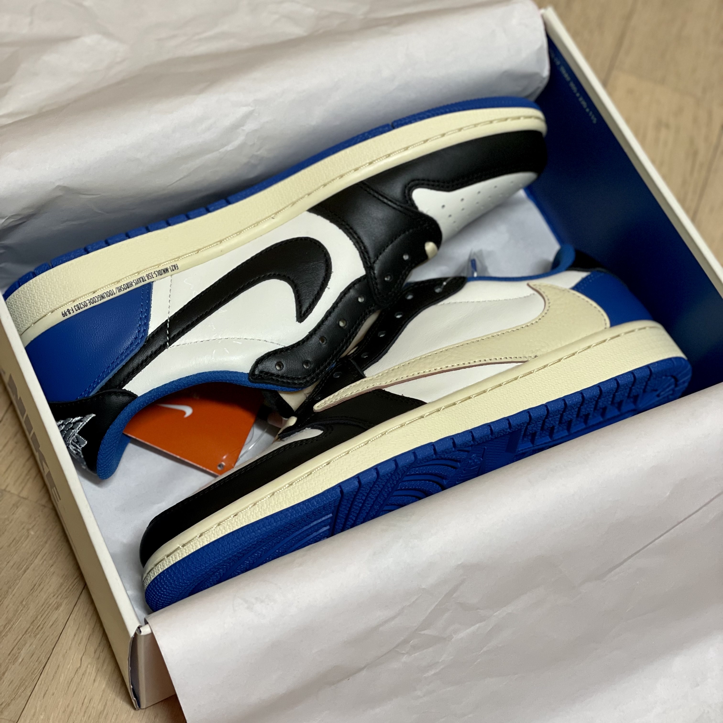 Jordan 1 x Travis Scott x Fragment Retro Low OG SP Military Blue 착용 스타일 - 1