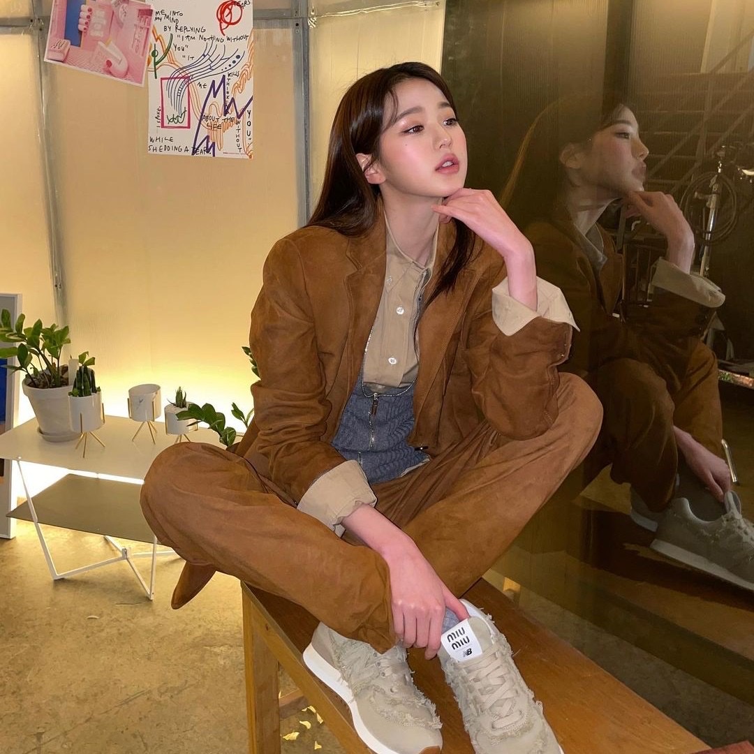 (W) New Balance x Miu Miu 574 Denim Colonial Beige 착용 스타일 - 2