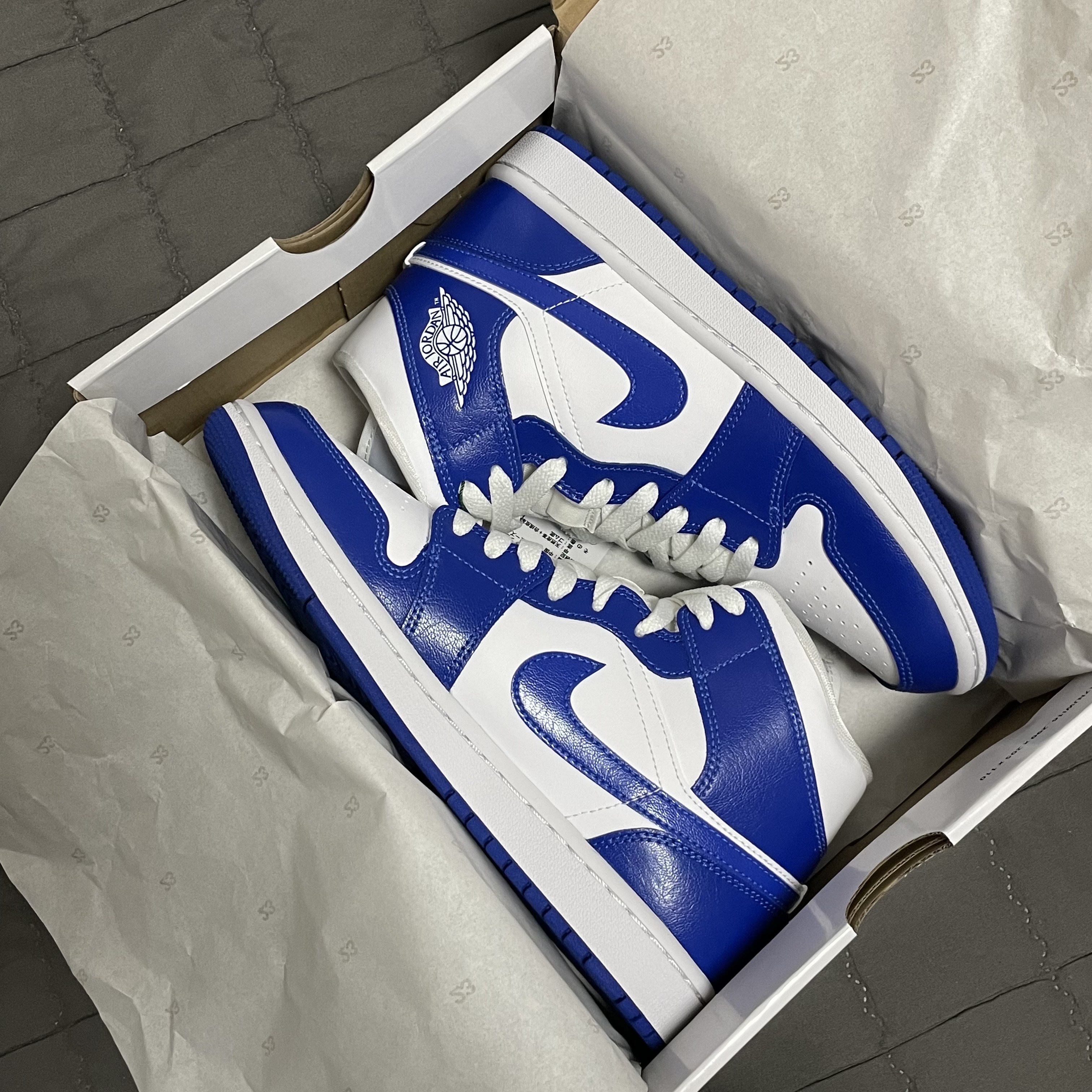 (W) Jordan 1 Mid White Hyper Royal 착용 스타일 - 2