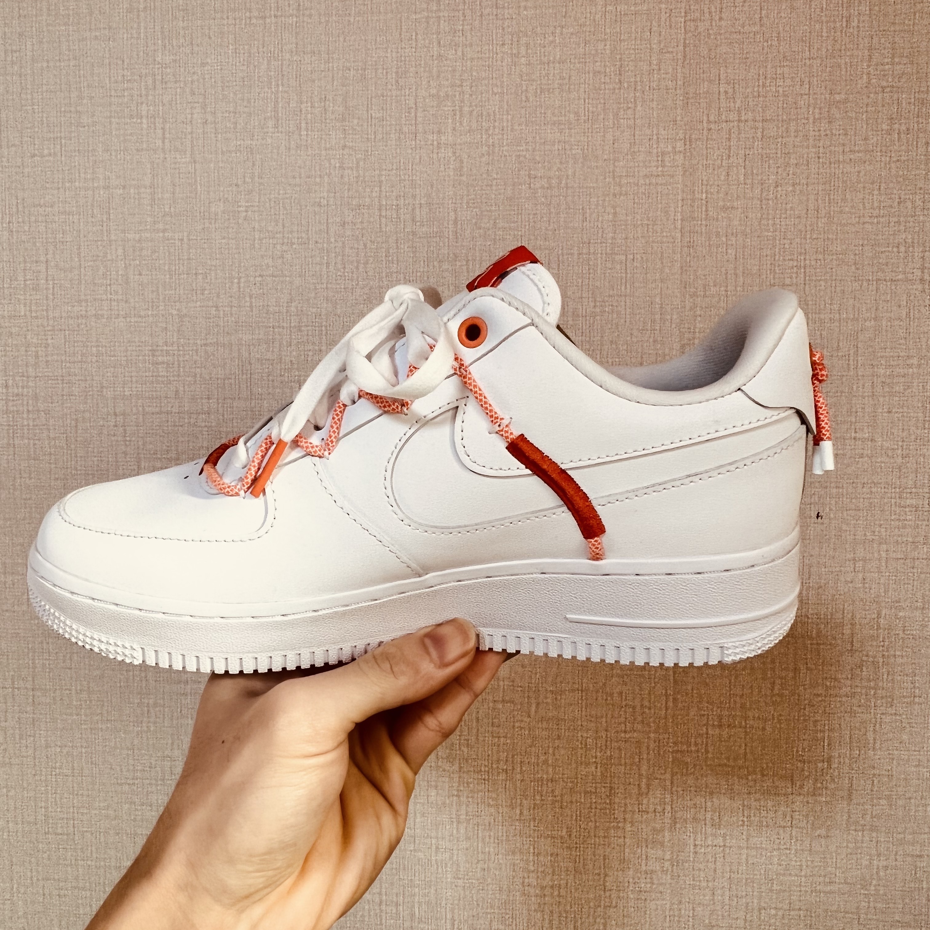 (W) Nike Air Force 1 '07 LX White Safety Orange 착용 스타일 - 1
