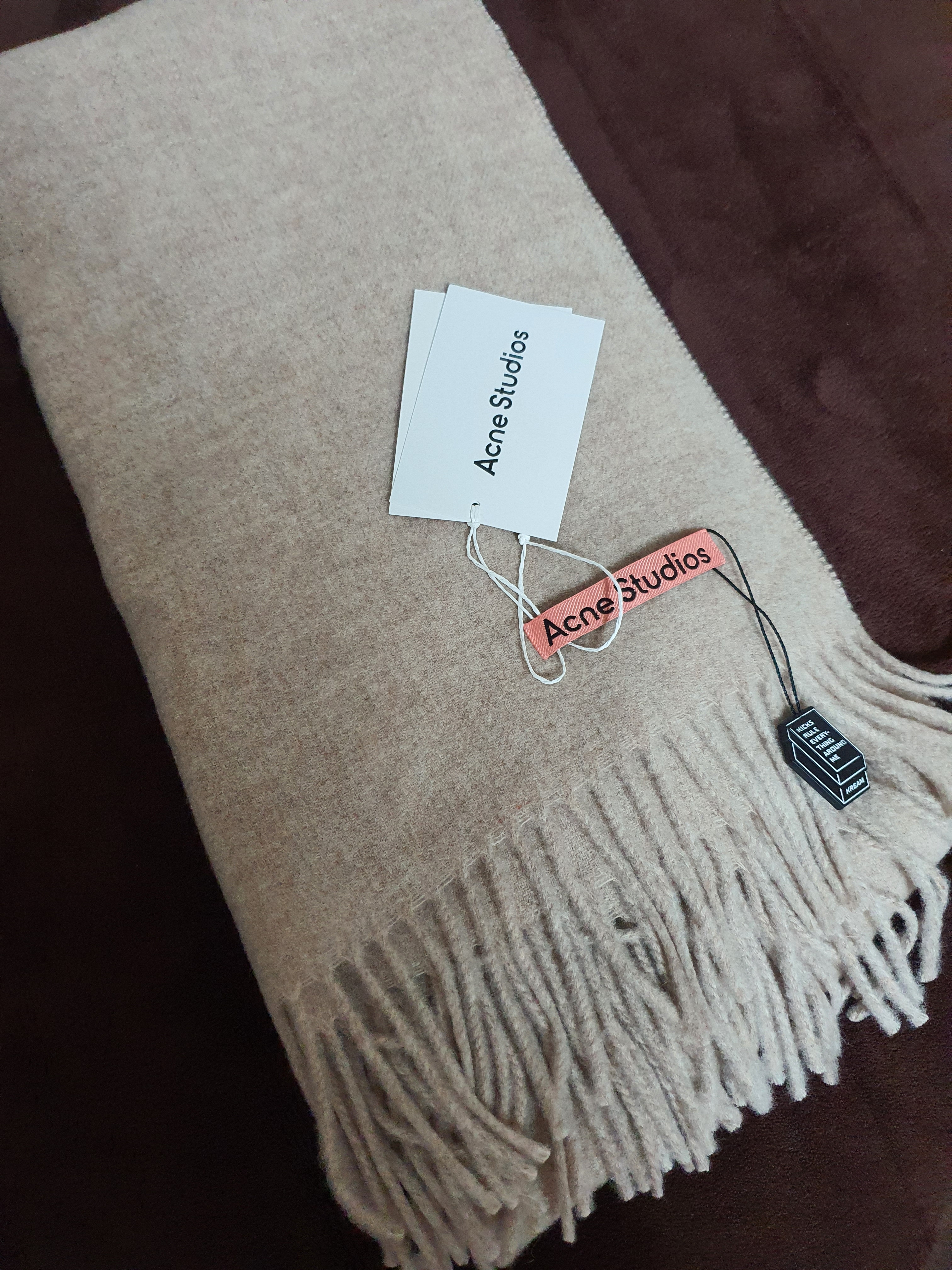 Acne Studios Canada Narrow New Wool Muffler Oatmeal Melange 착용 스타일
