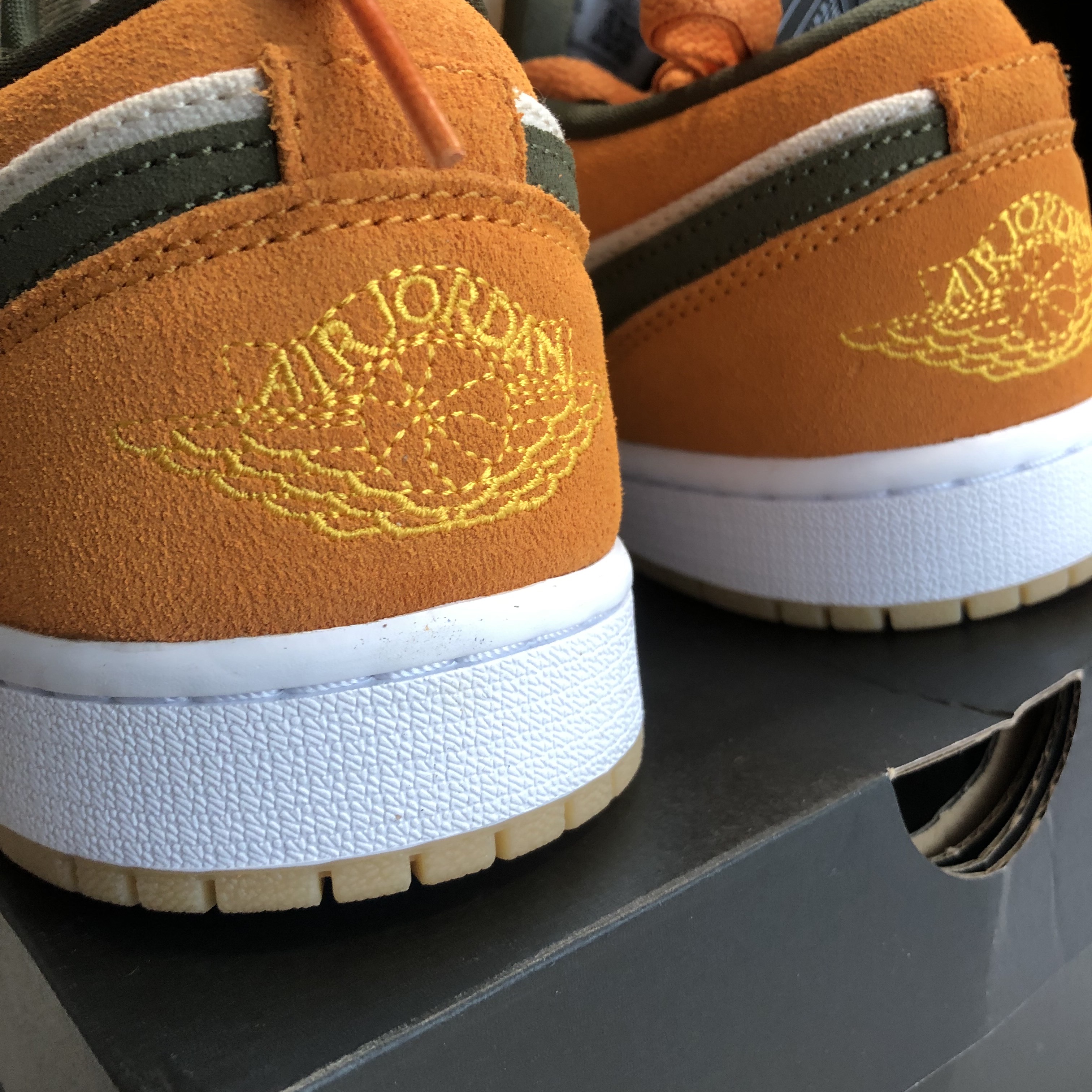 Jordan 1 Low SE Light Curry 착용 스타일 - 2