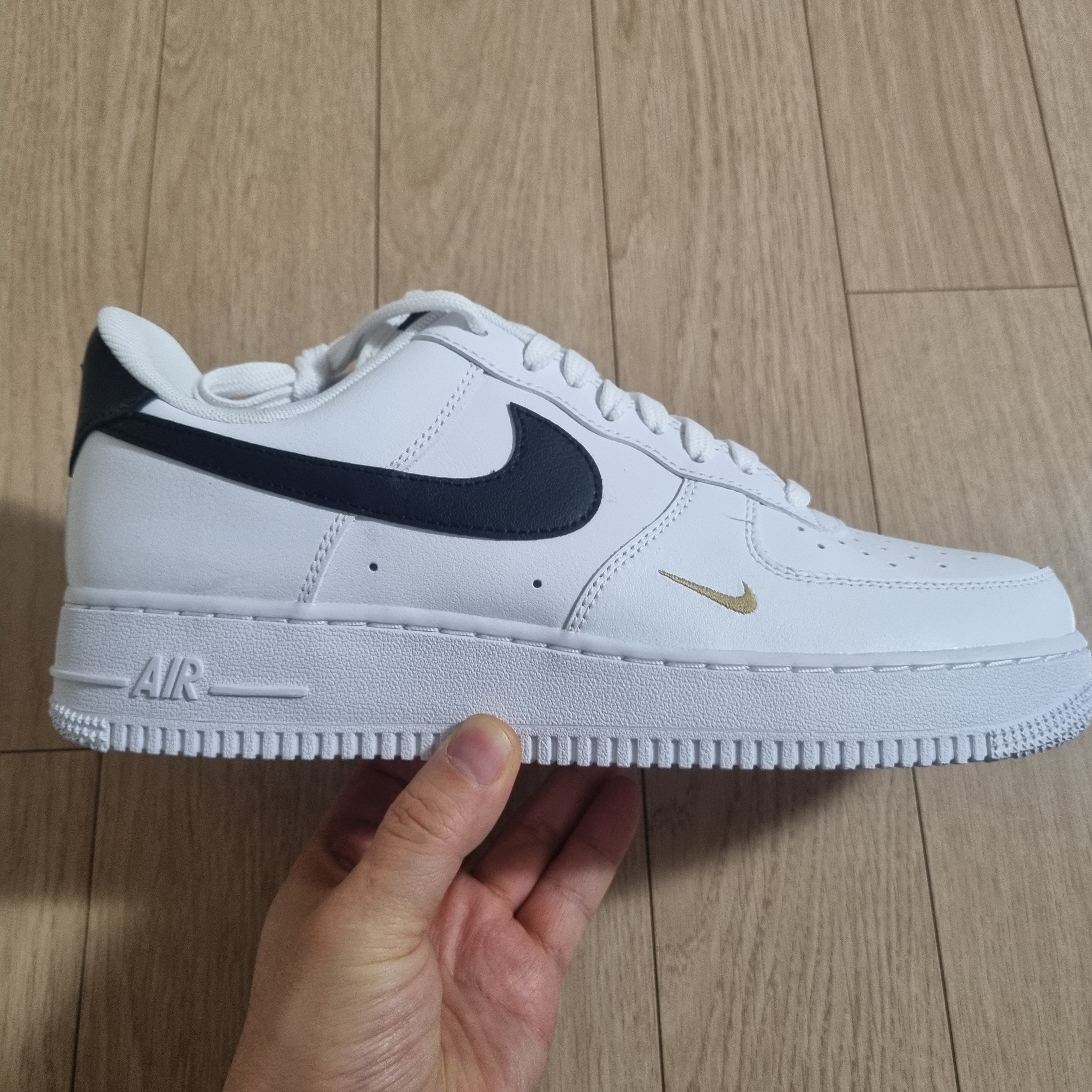 (W) Nike Air Force 1 '07 Essential White Black 착용 스타일 - 2