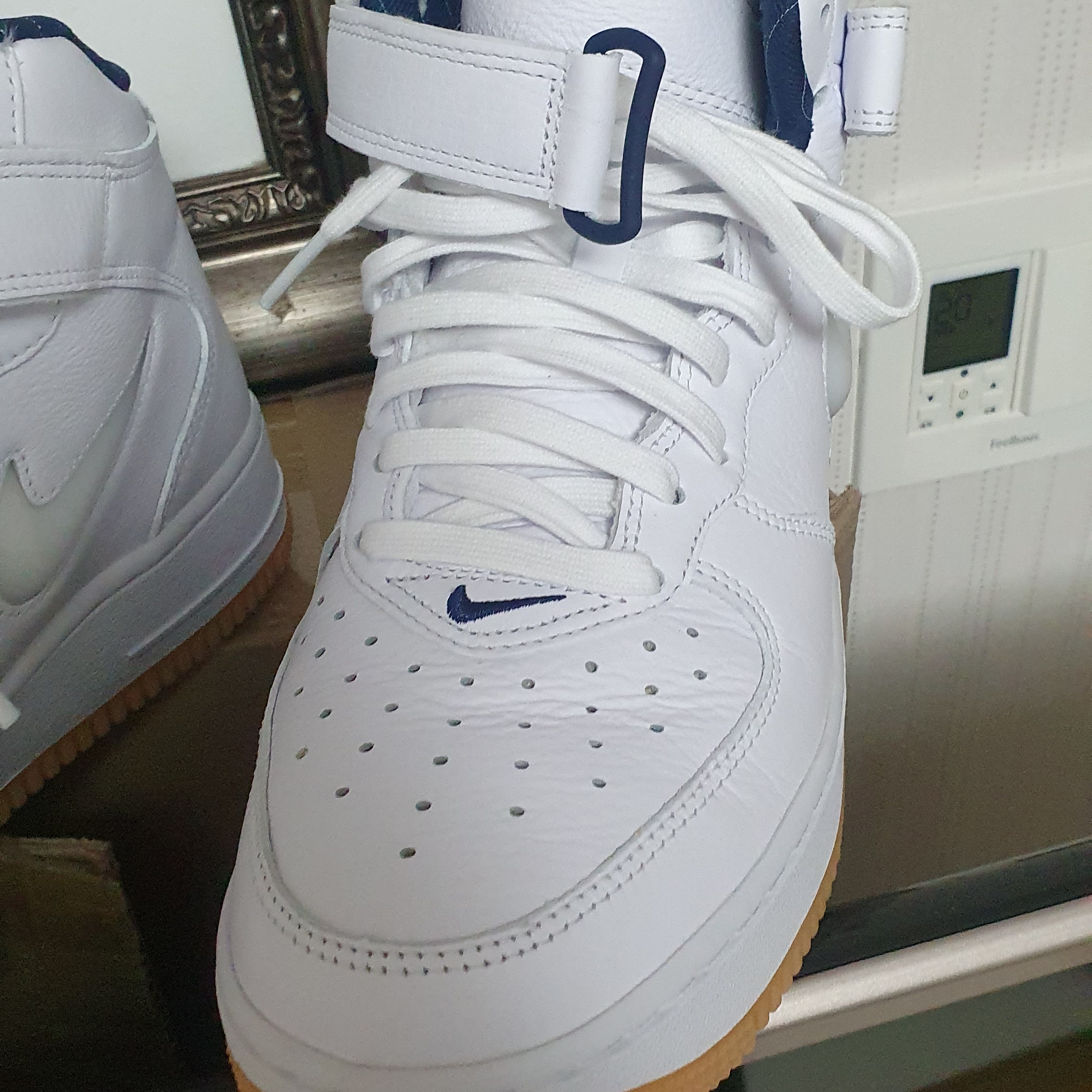 Nike Air Force 1 Mid QS NYC White Midnight Navy 착용 스타일 - 3