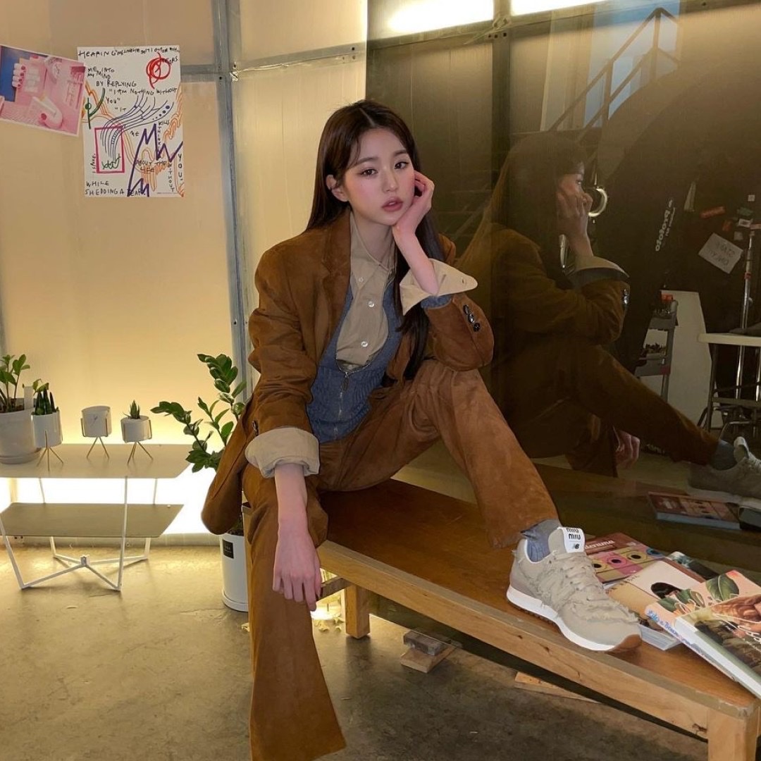 (W) New Balance x Miu Miu 574 Denim Colonial Beige 착용 스타일 - 3