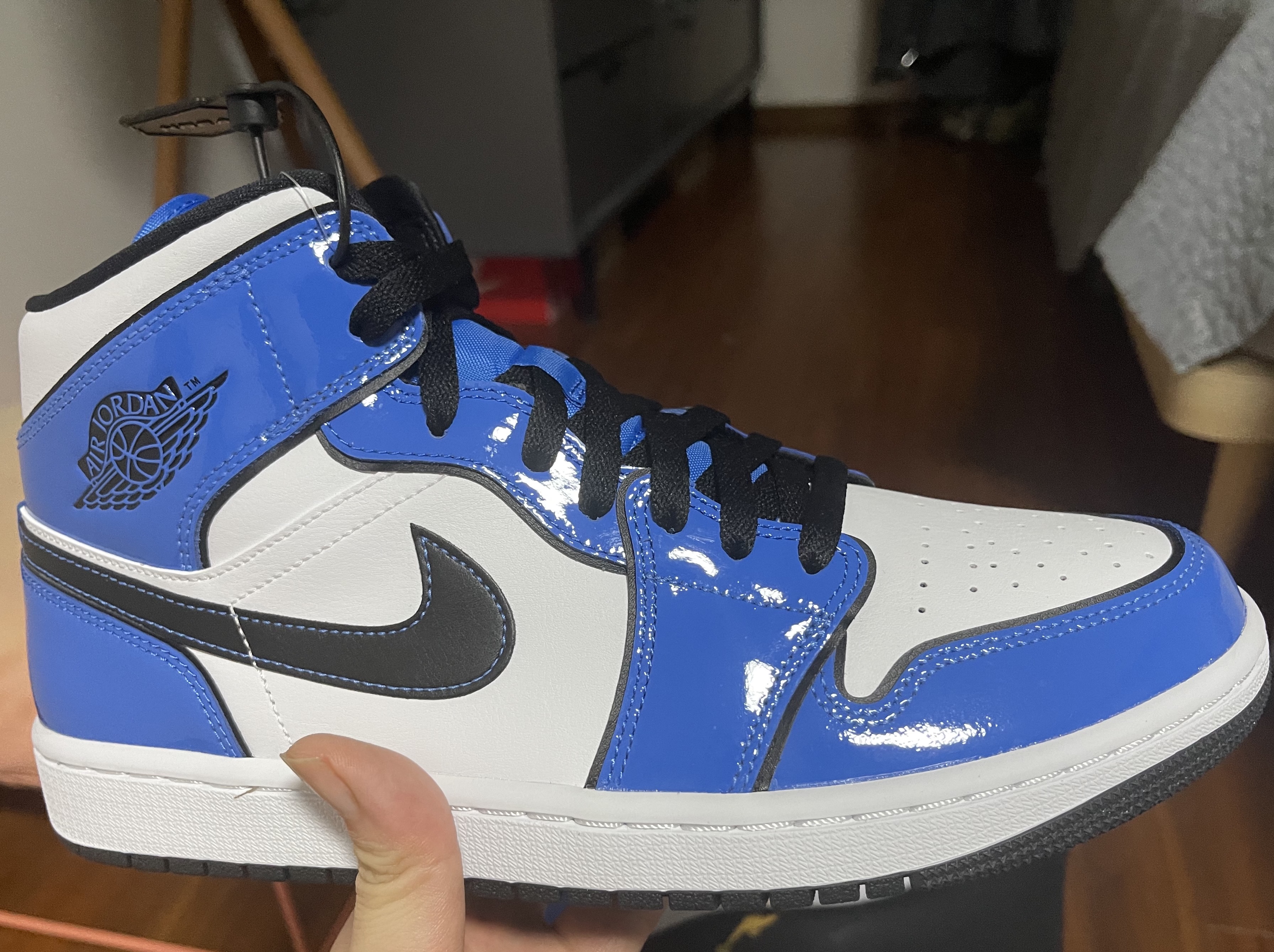 Jordan 1 Mid SE Signal Blue 착용 스타일 - 3