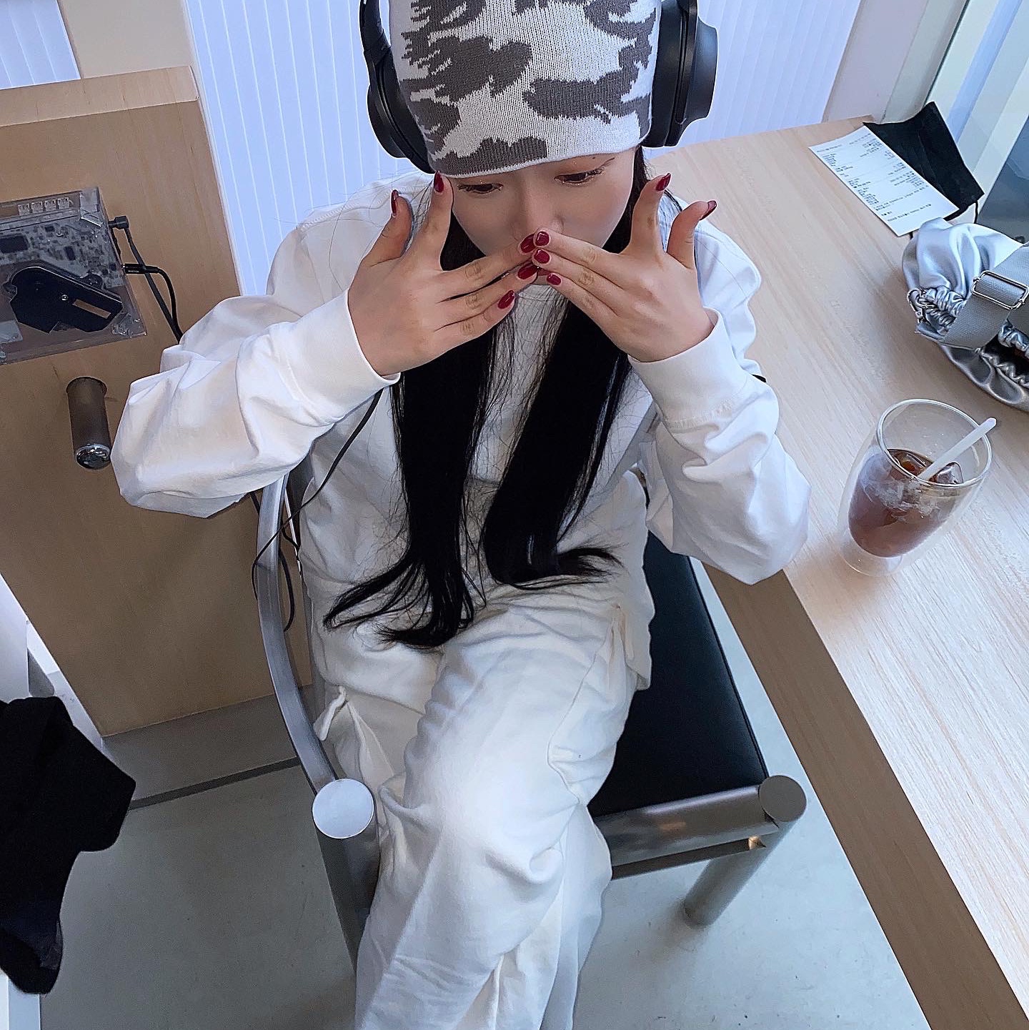(W) Jordan 1 Low White Wolf Grey, Stone Island 64450 Long Sleeve Crewneck Sweatshirt White - 21SS 착용 스타일 - 2