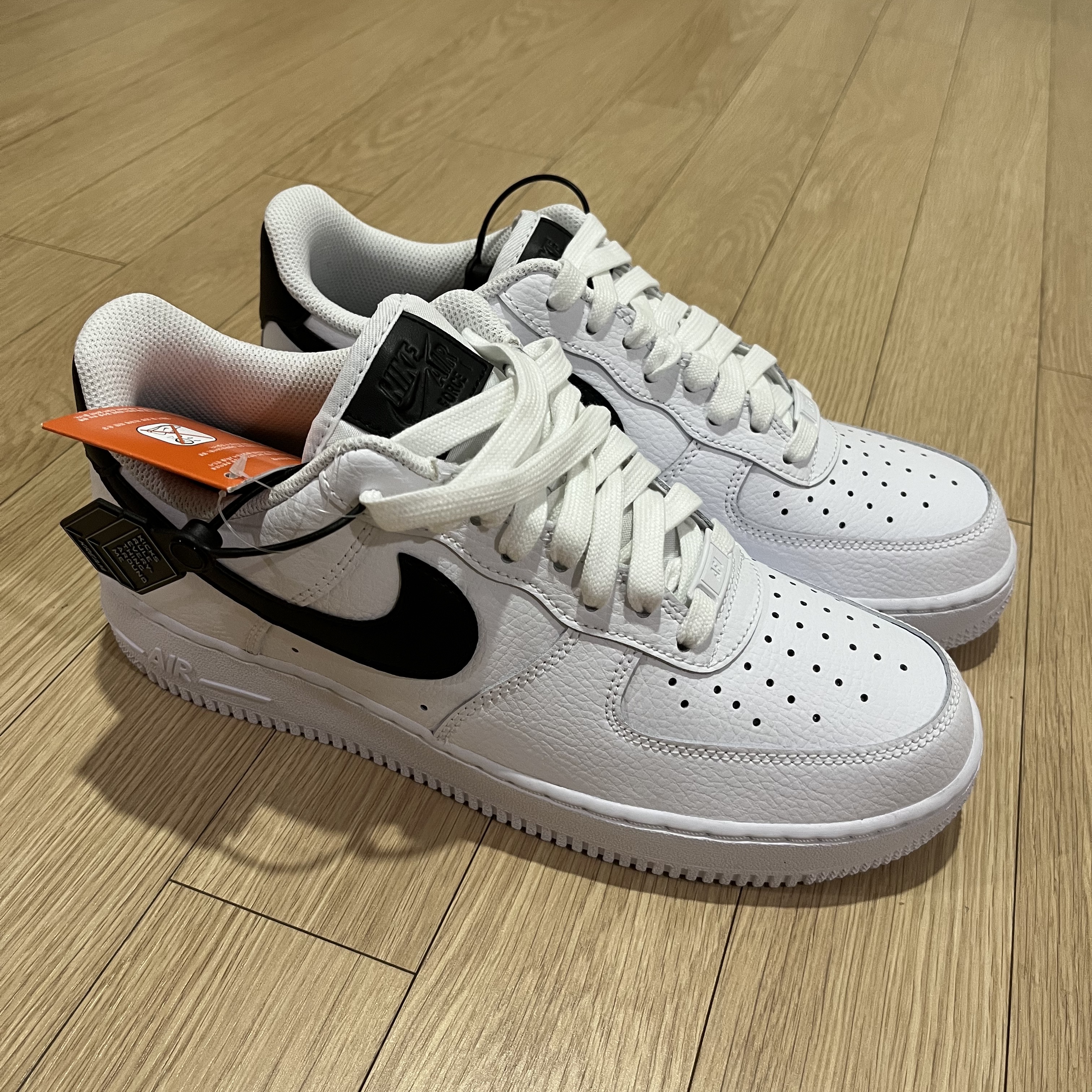 (W) Nike Air Force 1 '07 Low White Black 착용 스타일 - 1