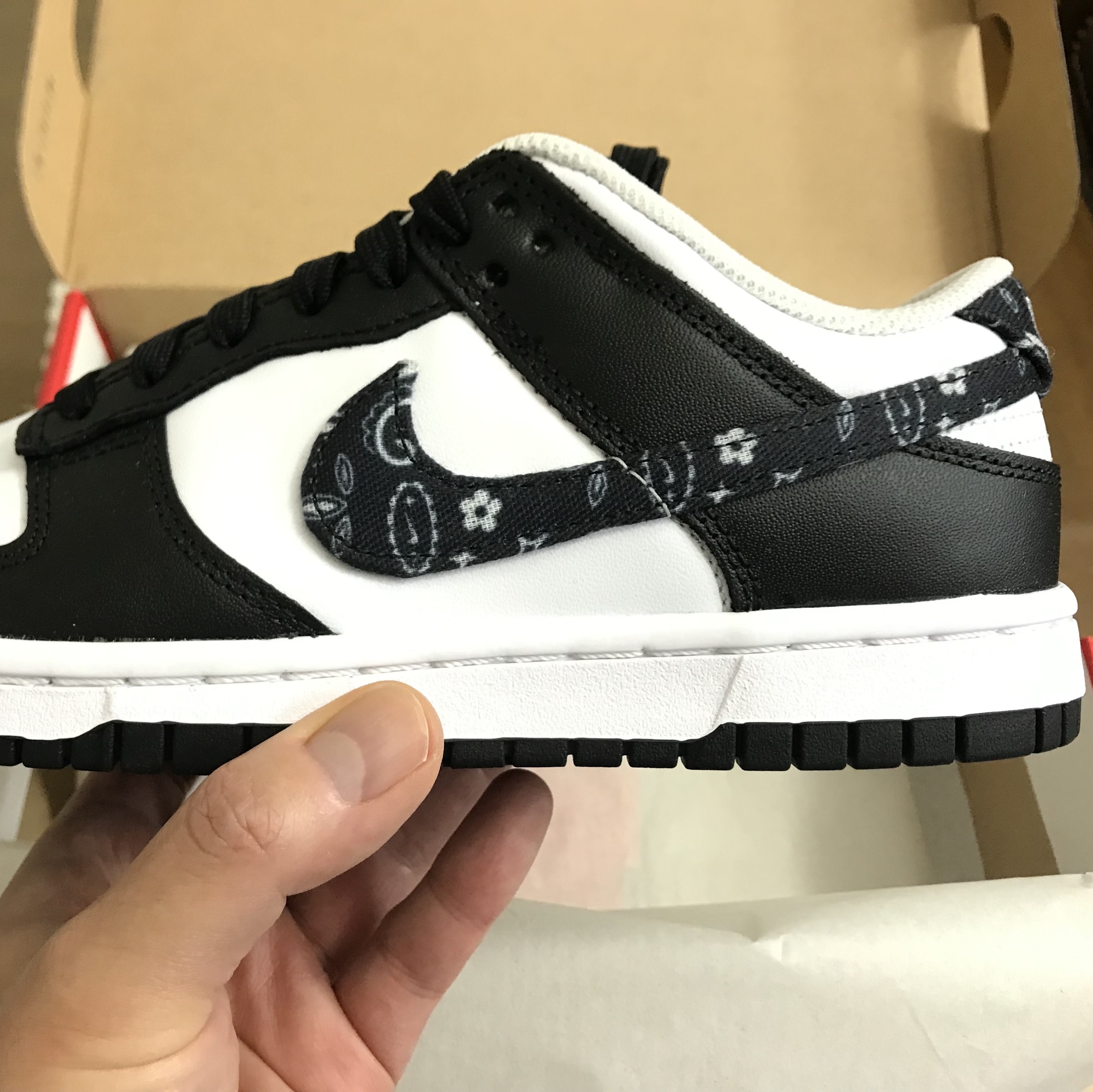 (W) Nike Dunk Low Essential Black Paisley 착용 스타일 - 3