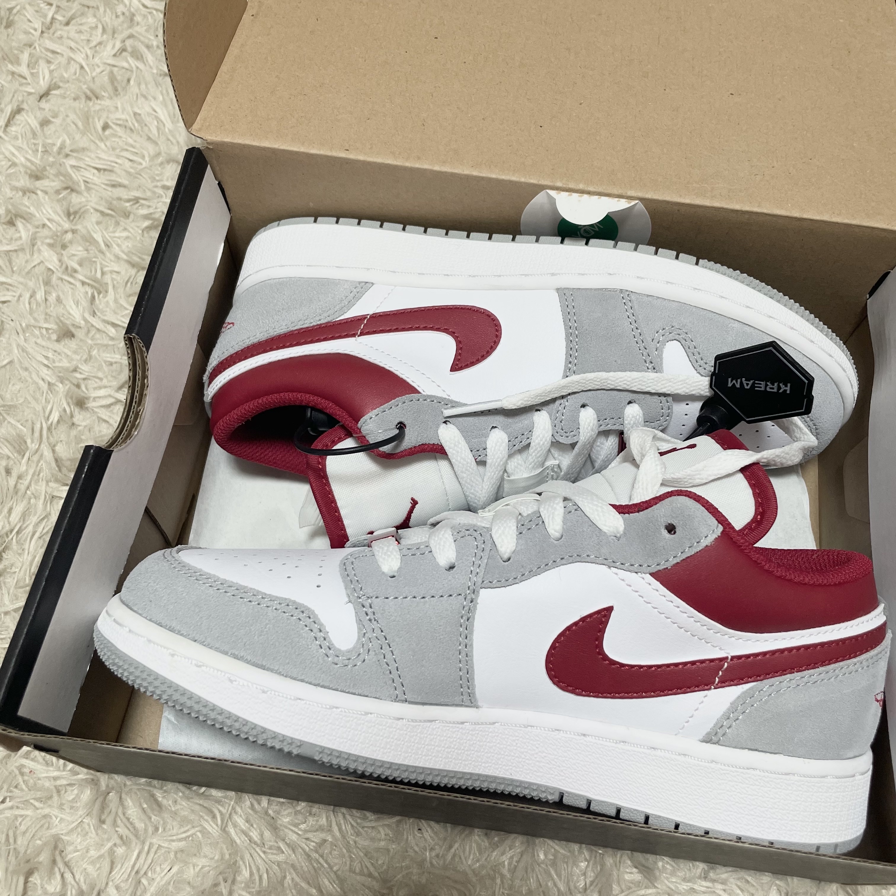 (GS) Jordan 1 Low SE Light Smoke Grey Gym Red 착용 스타일 - 2