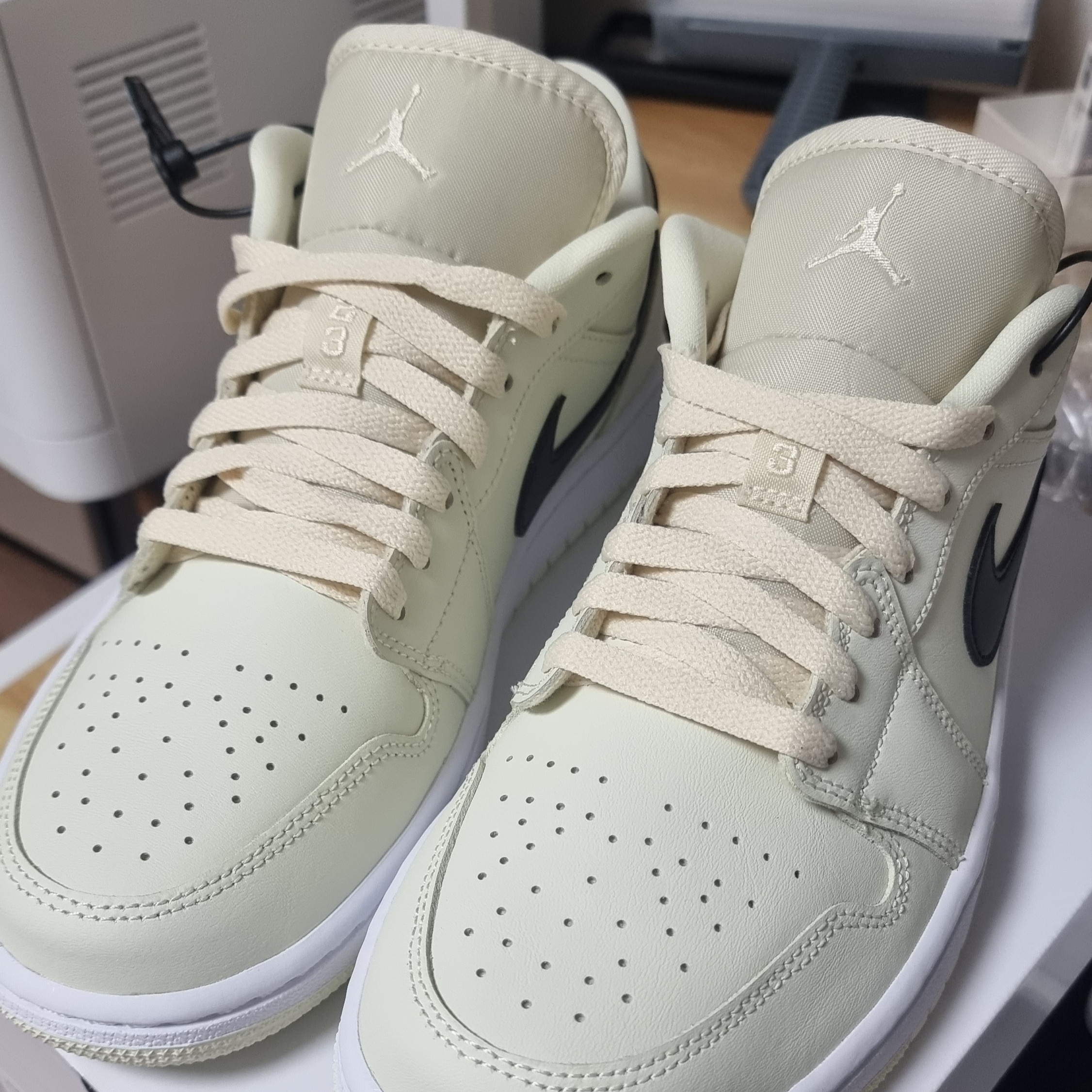 (W) Jordan 1 Low Coconut Milk 착용 스타일 - 1