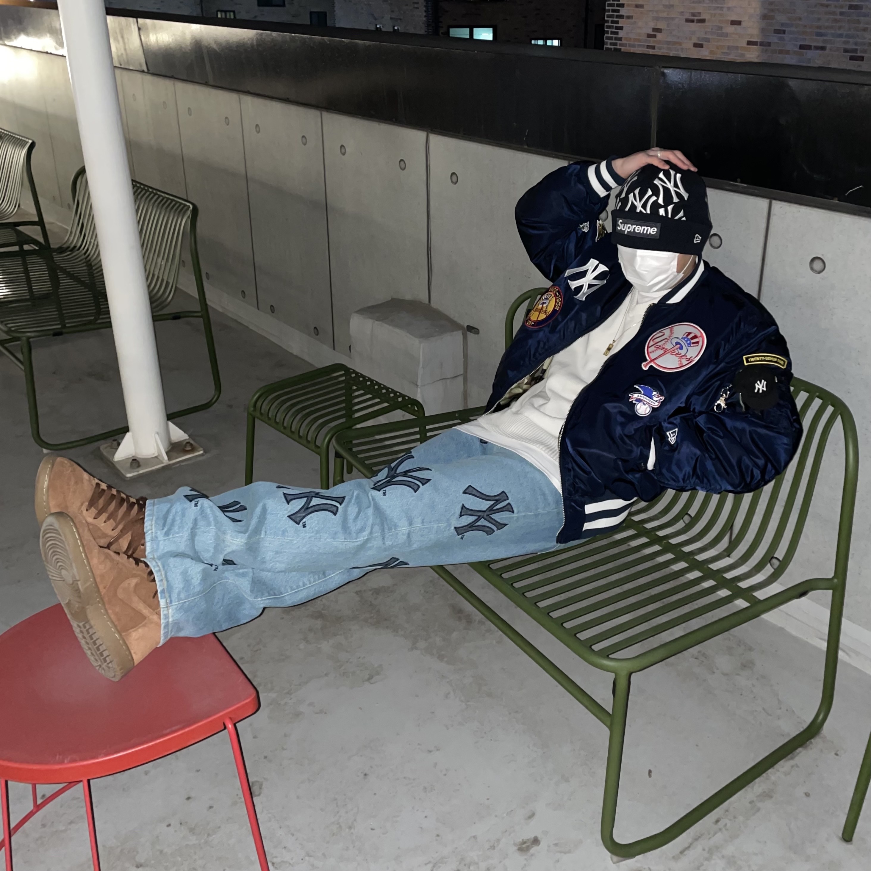 Supreme x New York Yankees Regular Jean Washed Blue - 21FW, Supreme x New York Yankees New Era Box Logo Beanie Navy - 21FW 착용 스타일 - 3