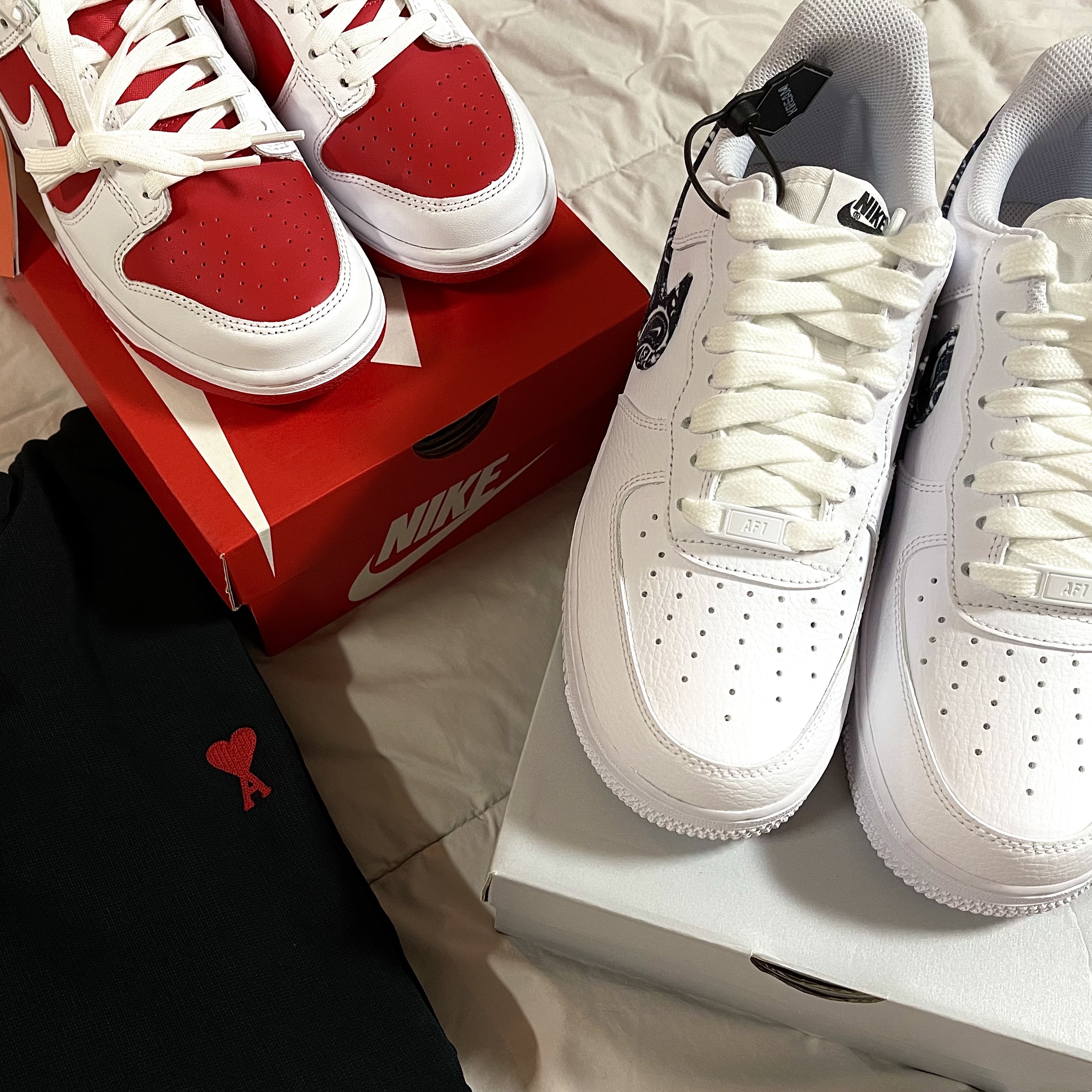 Nike Dunk Low Retro Championship Red, (W) Nike Air Force 1 '07 Essential Paisley Swoosh White Black 착용 스타일