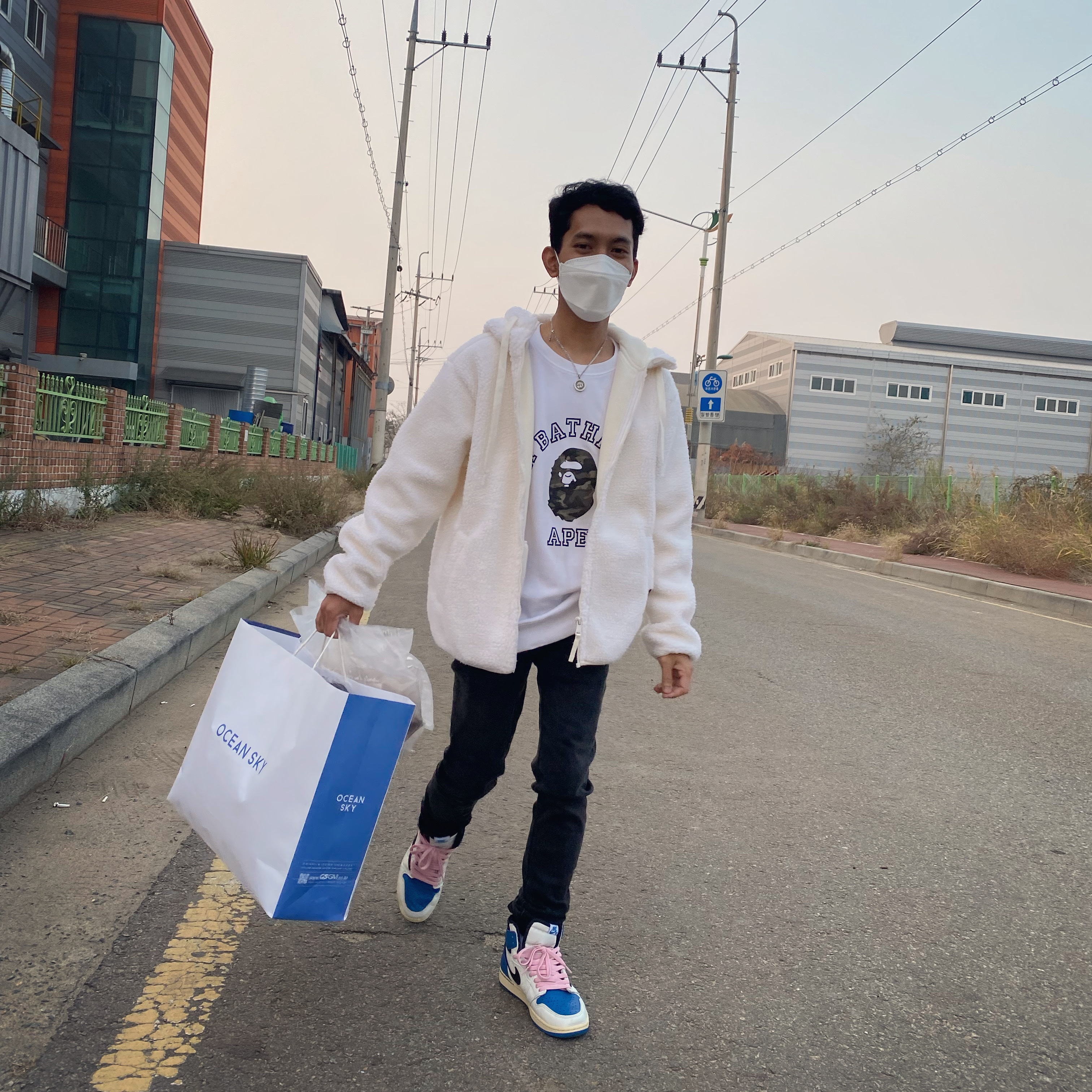 Jordan 1 x Travis Scott x Fragment Retro High OG SP Military Blue, BAPE College Crewneck Sweatshirt Black 착용 스타일