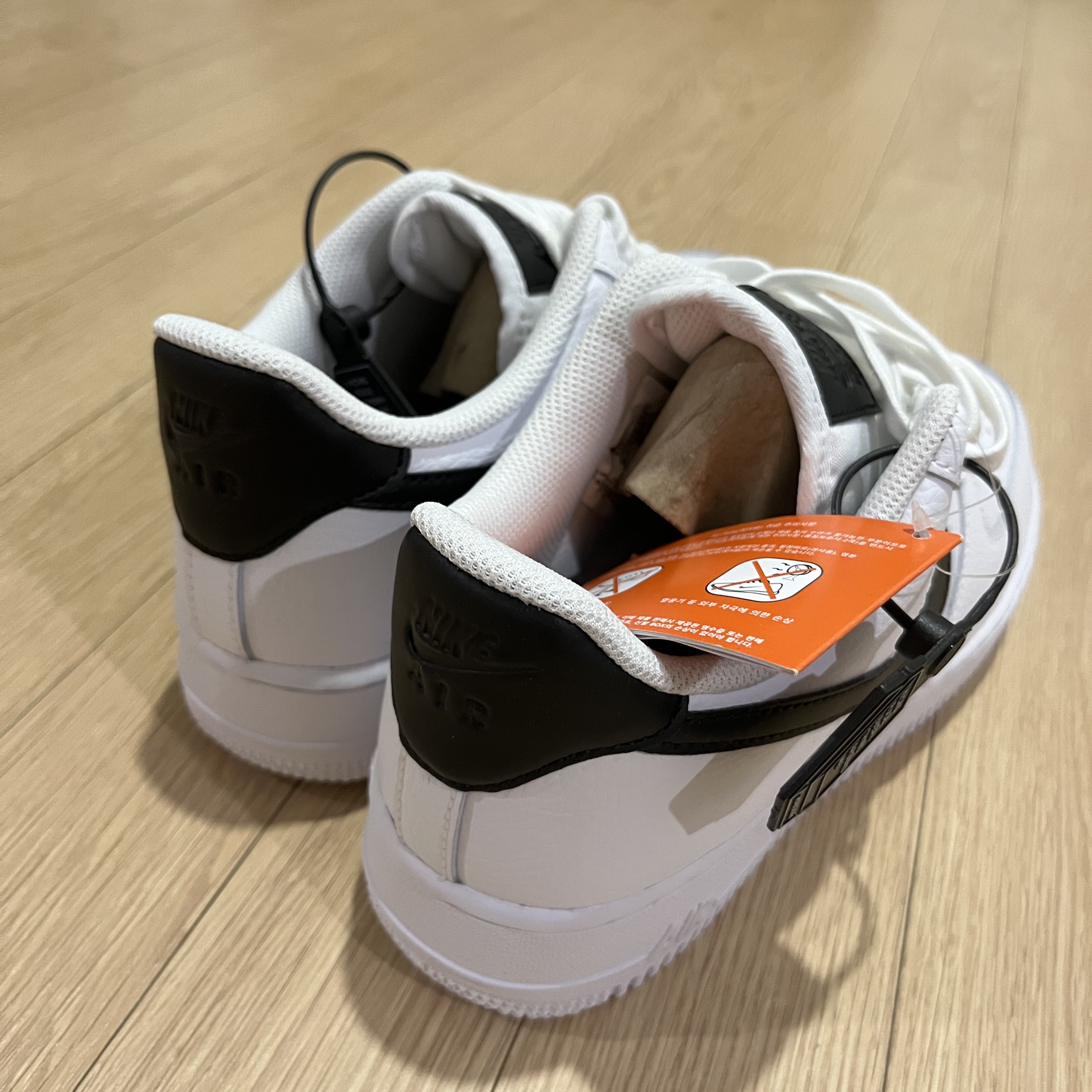 (W) Nike Air Force 1 '07 Low White Black 착용 스타일 - 2