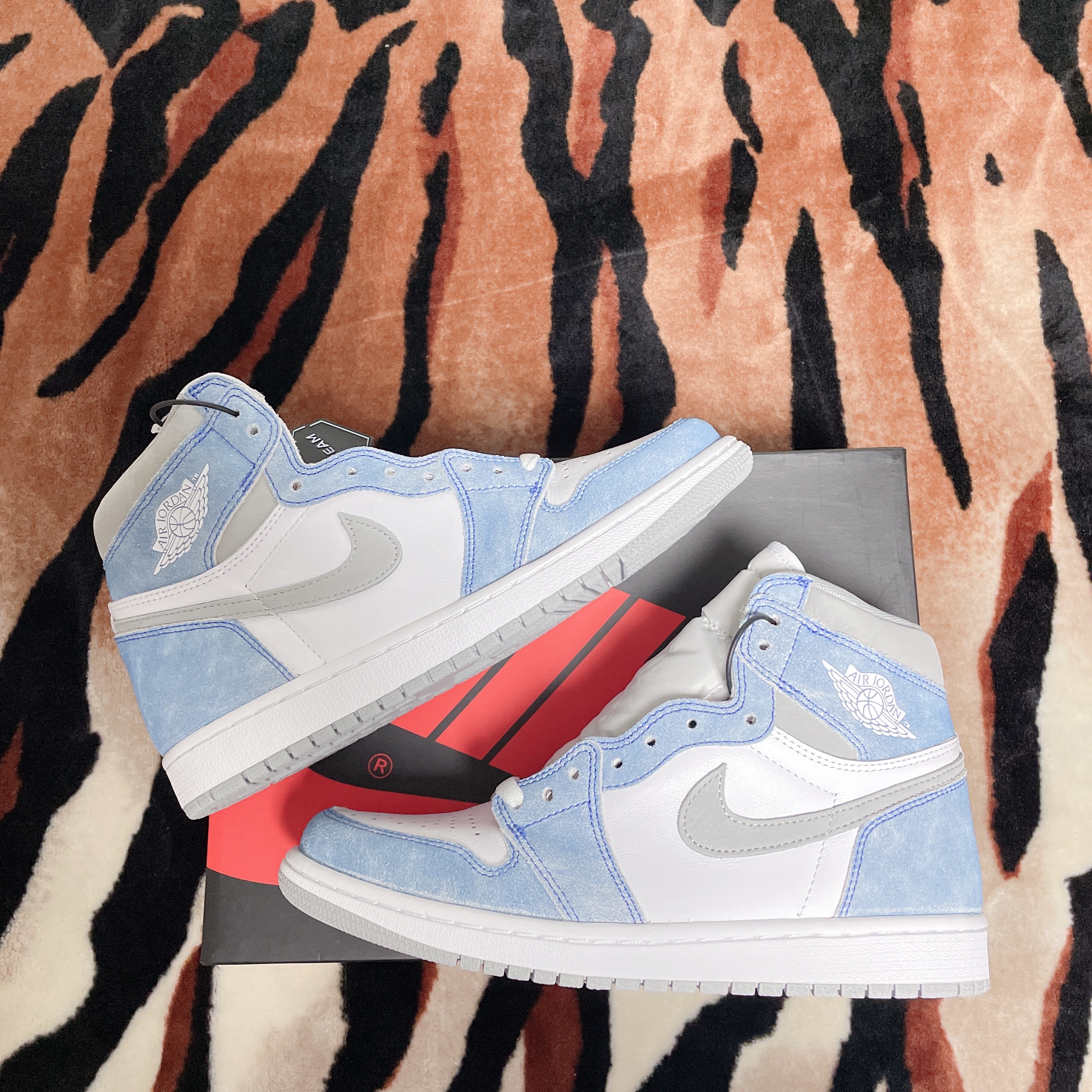 Jordan 1 Retro High OG Hyper Royal 착용 스타일