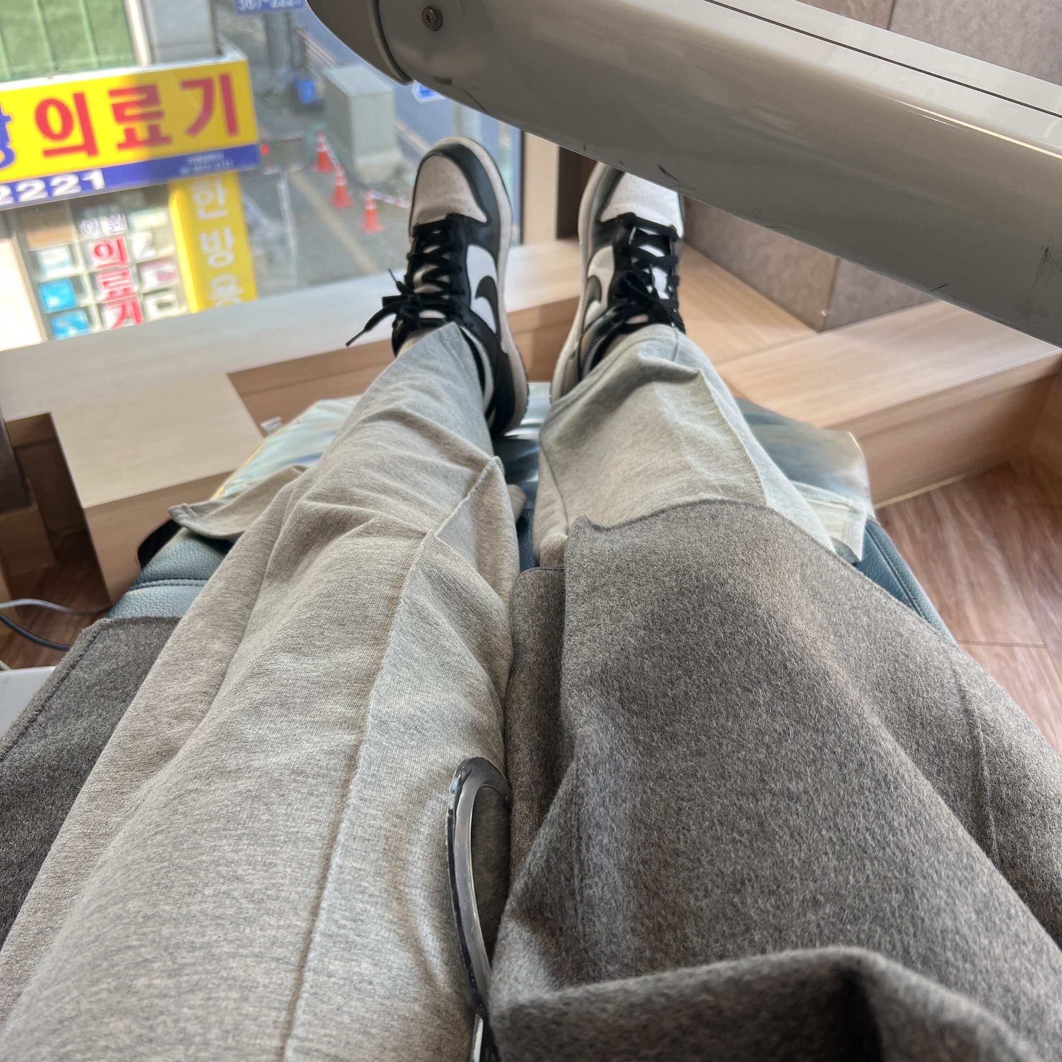 (W) Jordan 1 Mid Wolf Grey, (W) Nike Dunk Low Black 착용 스타일 - 2