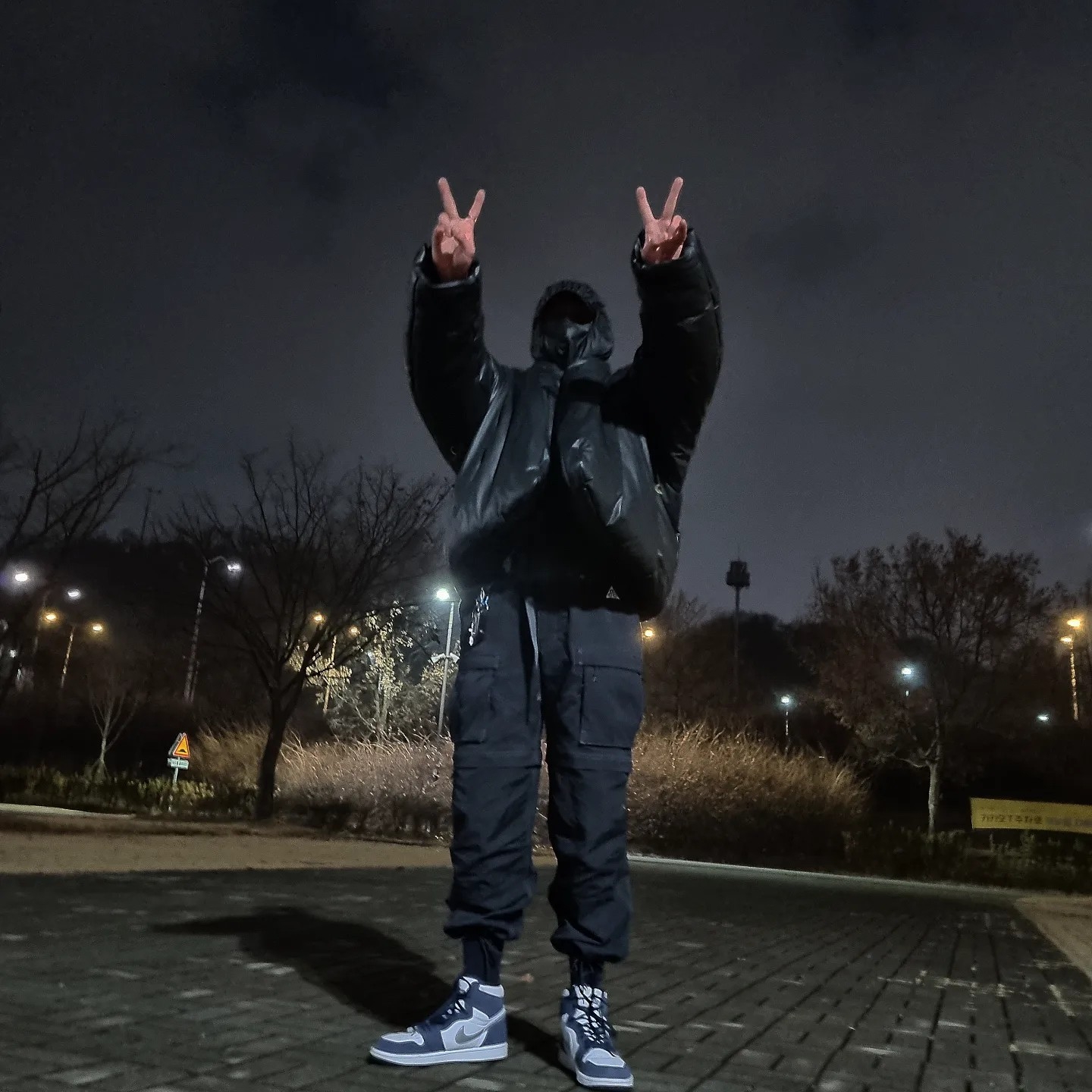 Nike ACG Smith Summit Cargo Pants Black Summit White - Asia, Nike ACG Cinder Cone Windproof Jacket Black - Asia 착용 스타일 - 3