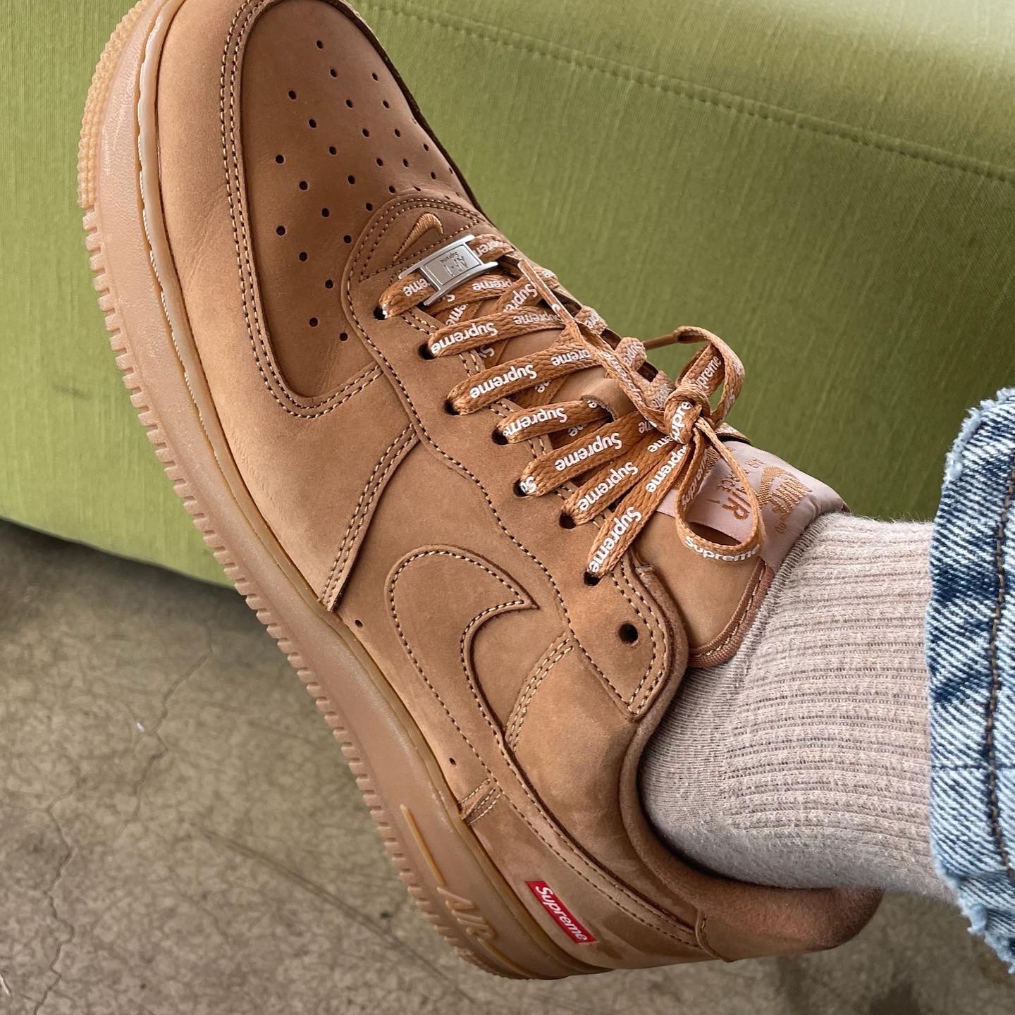 Nike x Supreme Air Force 1 Low Flax 착용 스타일 - 2