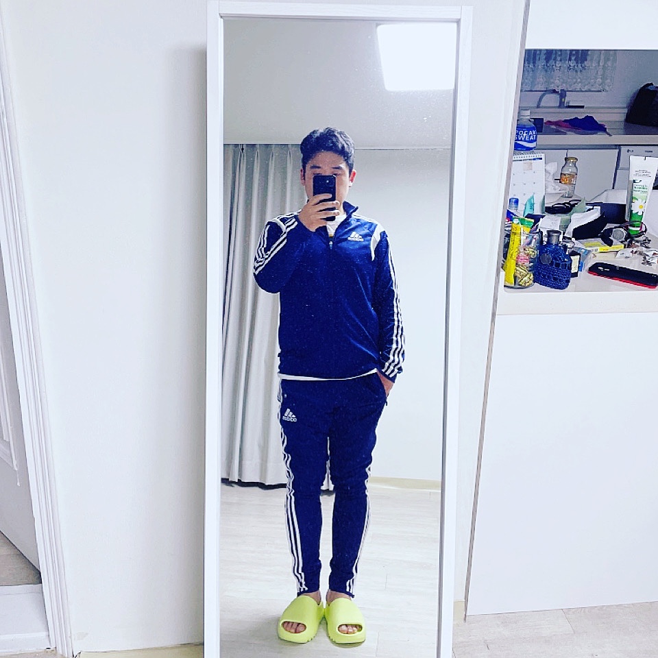 Adidas Yeezy Slide Glow Green 착용 스타일
