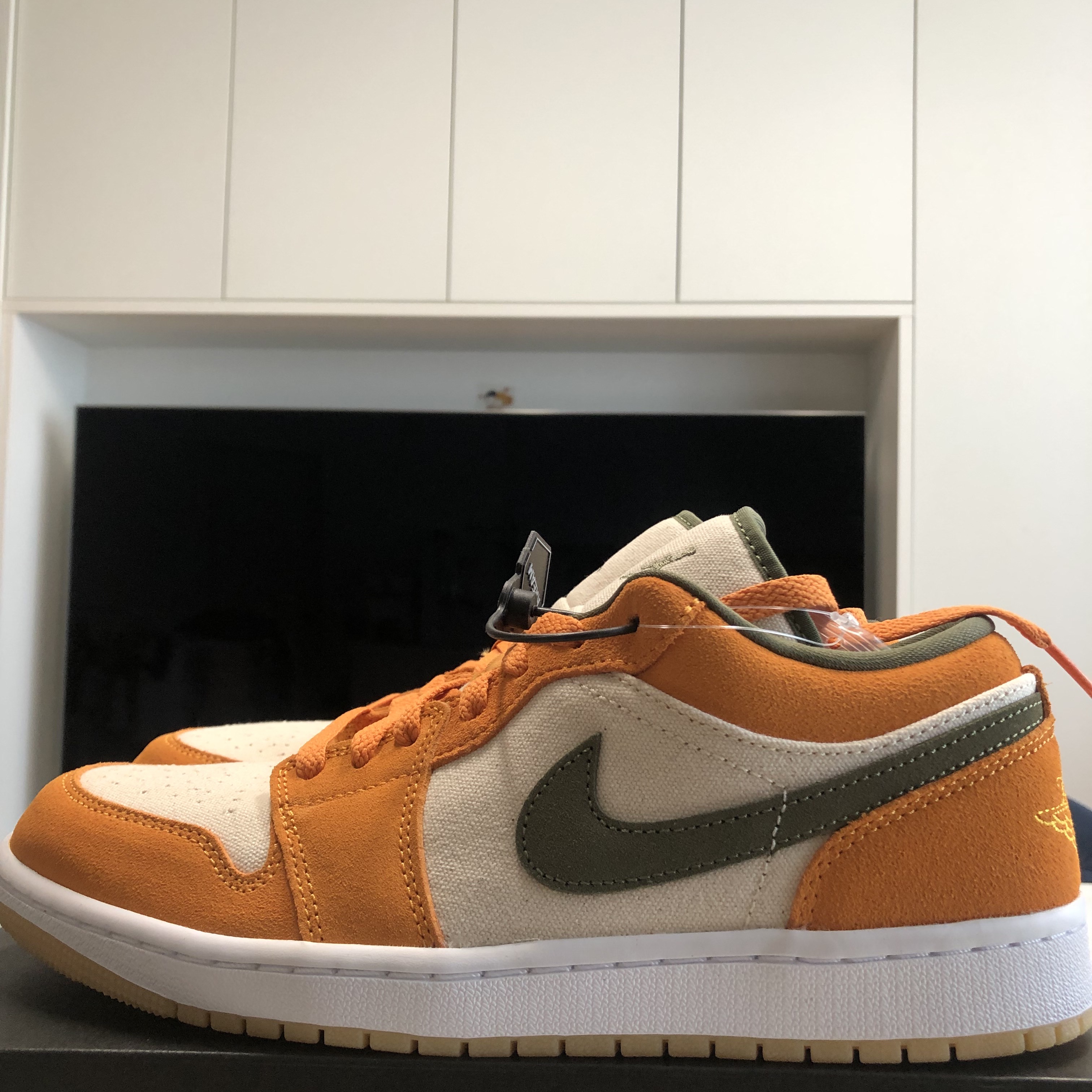 Jordan 1 Low SE Light Curry 착용 스타일 - 1