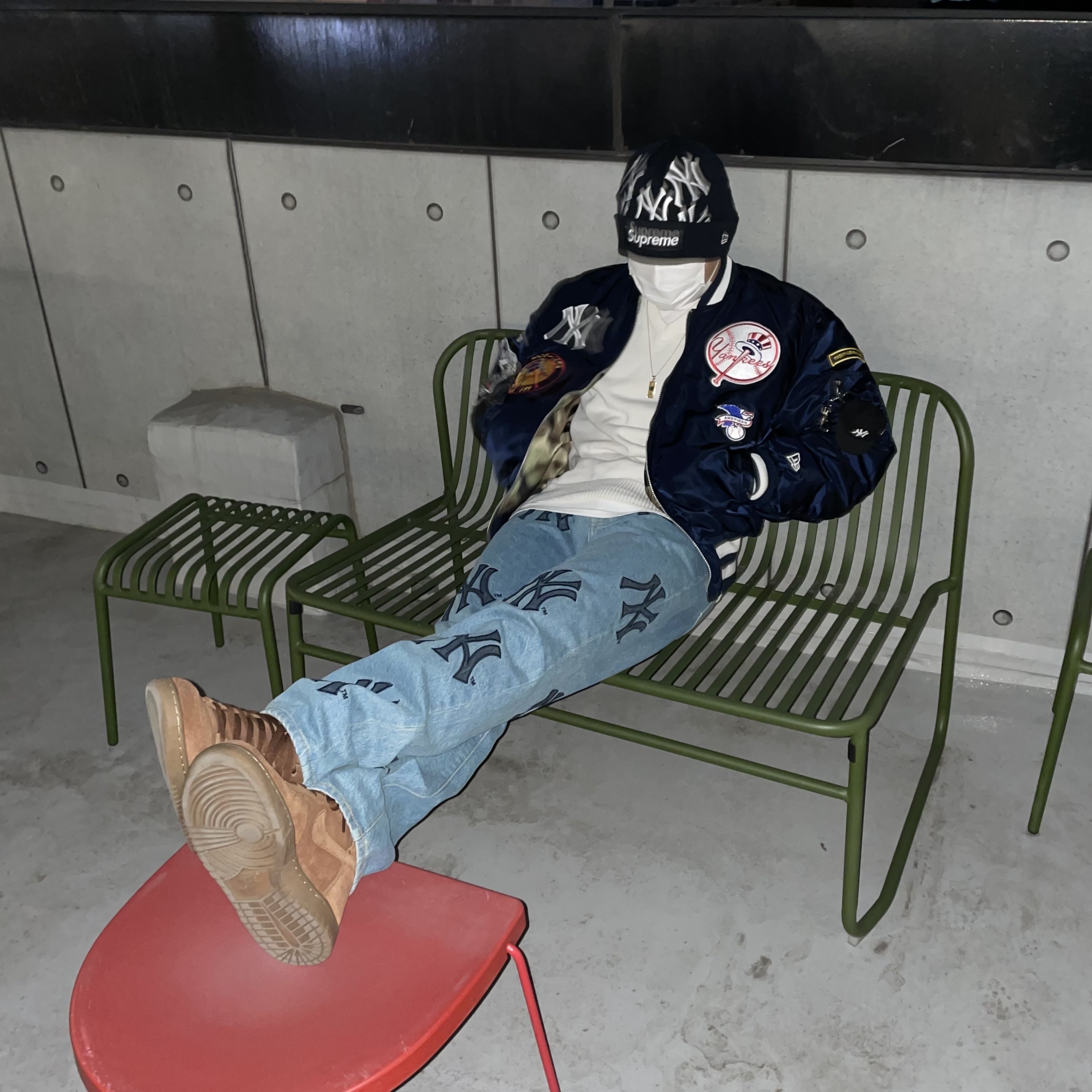 Supreme x New York Yankees Regular Jean Washed Blue - 21FW, Supreme x New York Yankees New Era Box Logo Beanie Navy - 21FW 착용 스타일 - 2