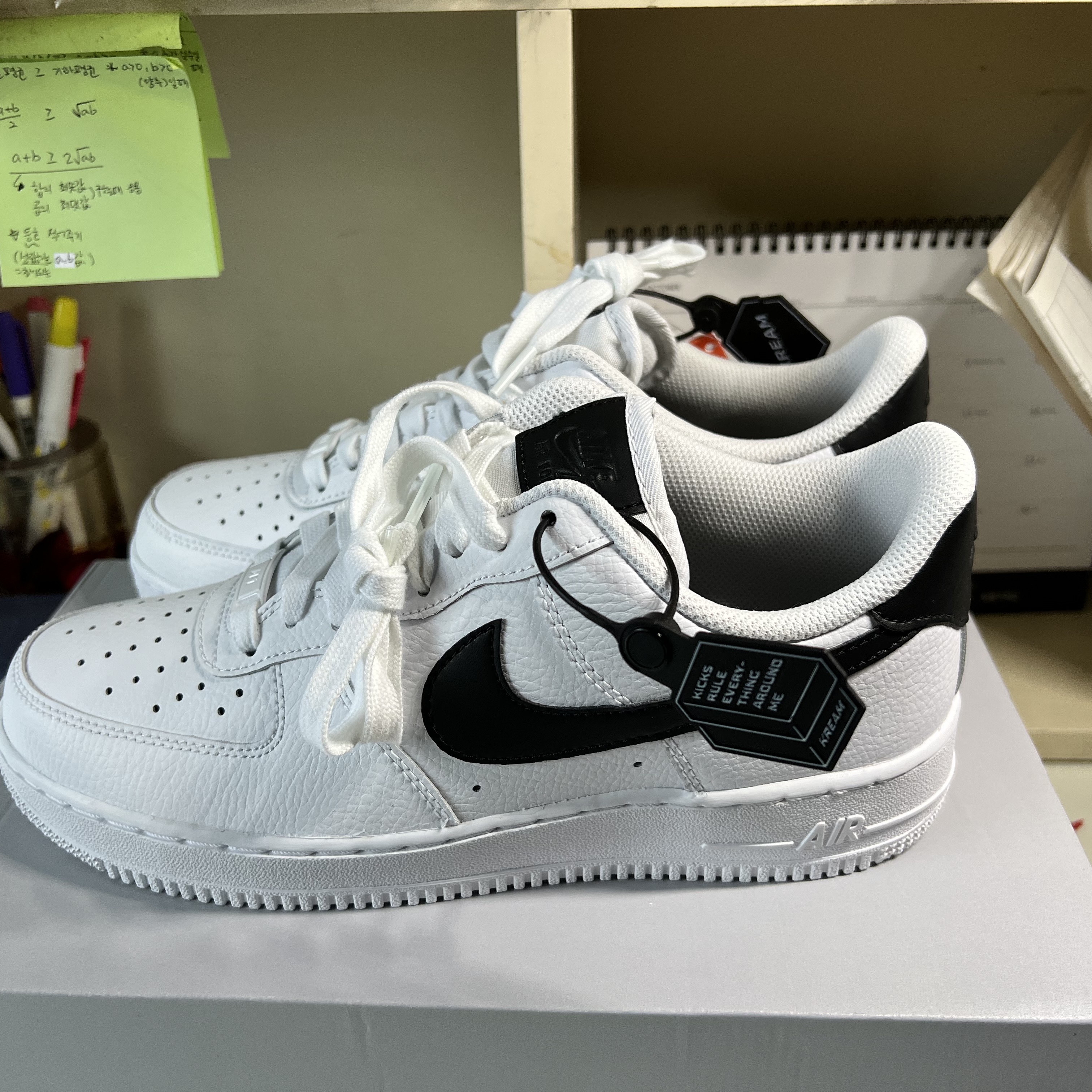 (W) Nike Air Force 1 '07 Low White Black 착용 스타일 - 1