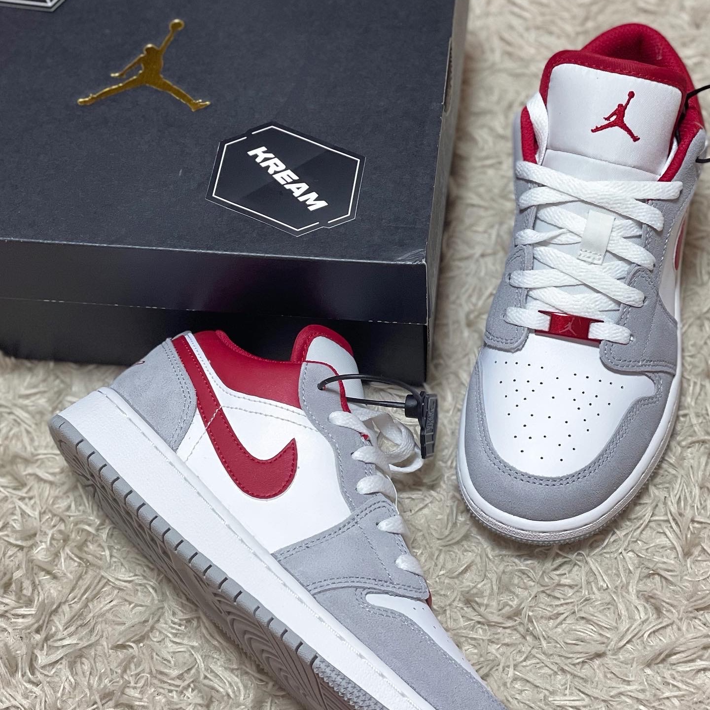 (GS) Jordan 1 Low SE Light Smoke Grey Gym Red 착용 스타일 - 1
