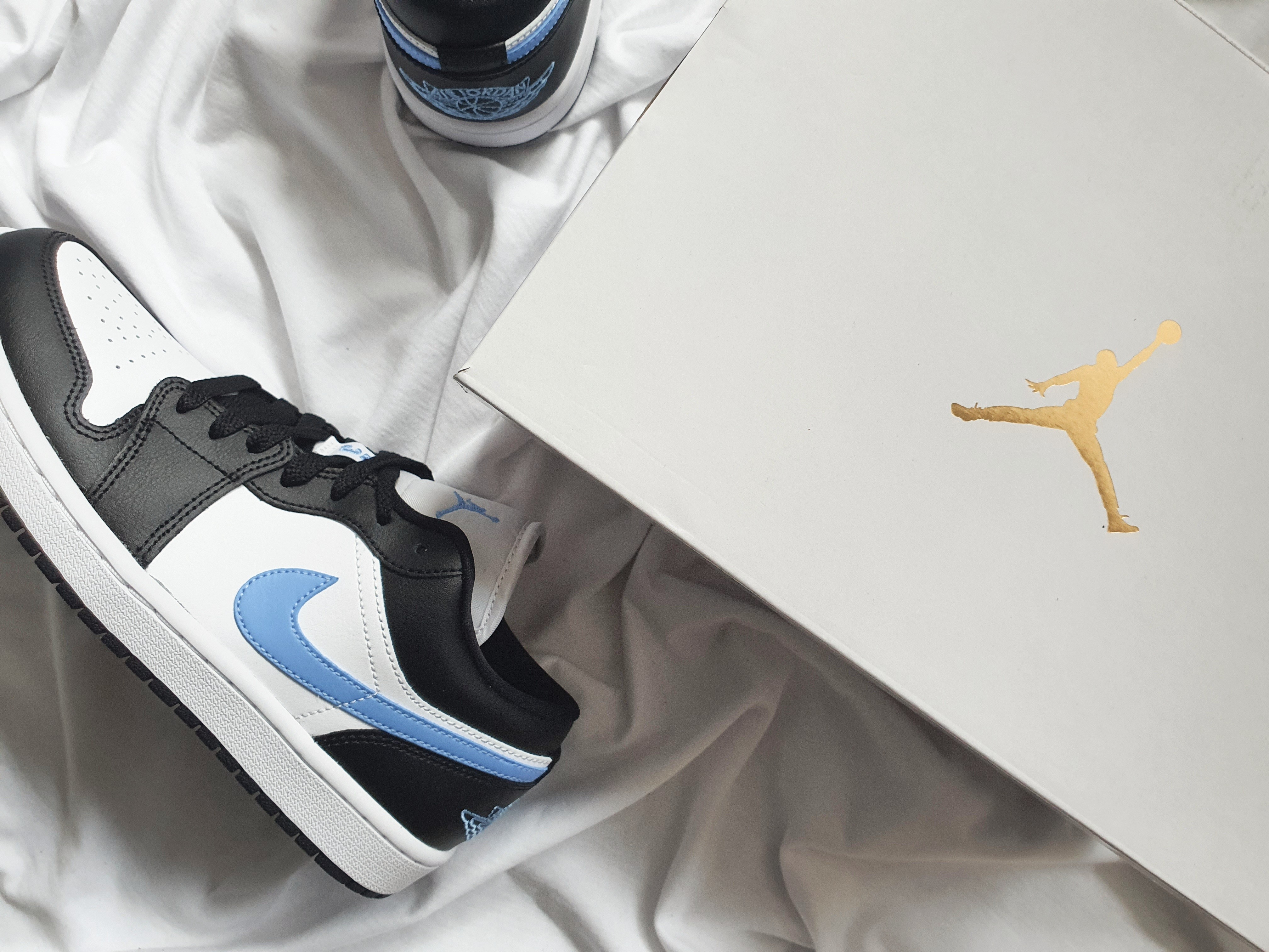 (W) Jordan 1 Low Black University Blue 착용 스타일 - 1