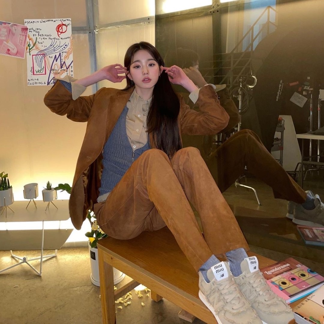 (W) New Balance x Miu Miu 574 Denim Colonial Beige 착용 스타일 - 4