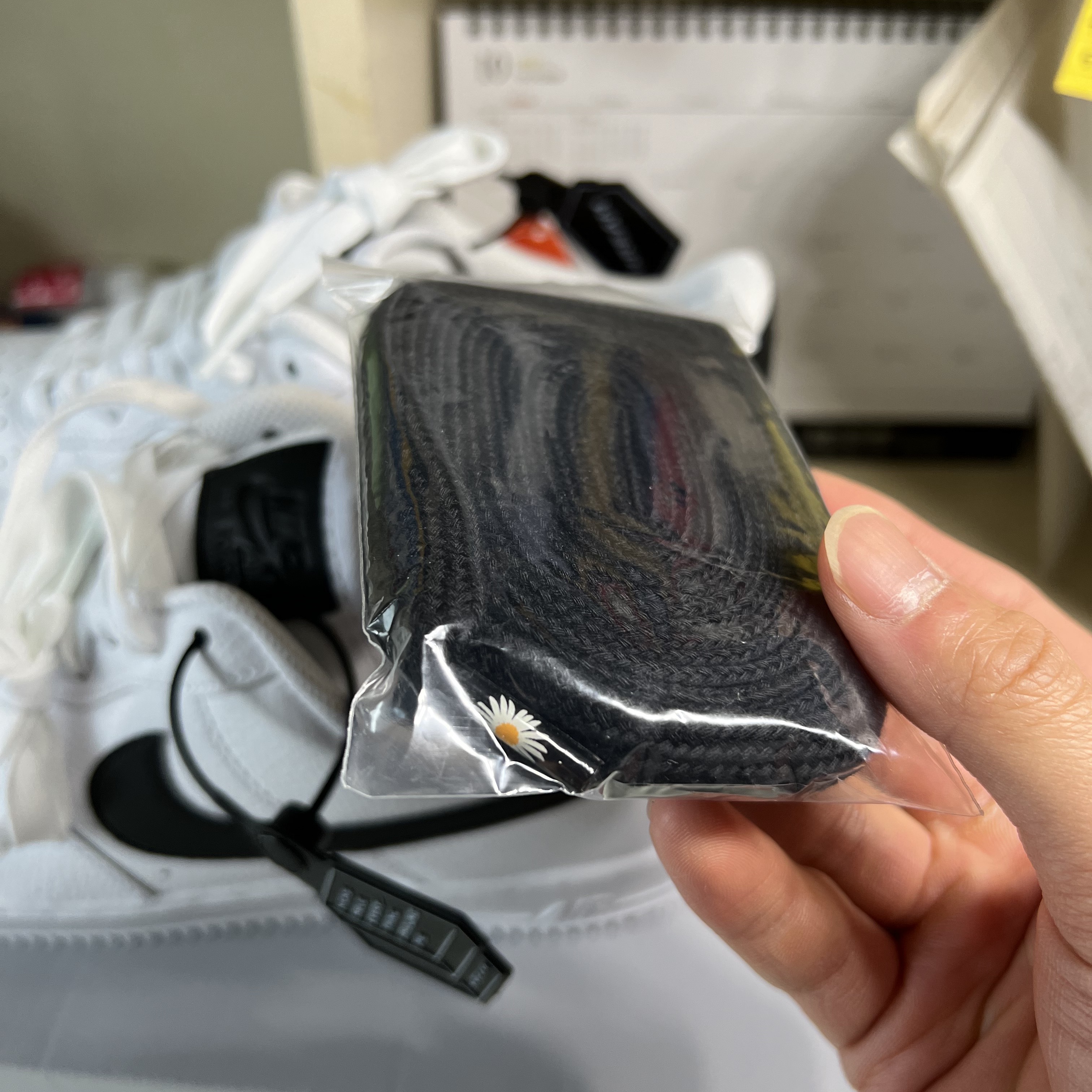 (W) Nike Air Force 1 '07 Low White Black 착용 스타일 - 2