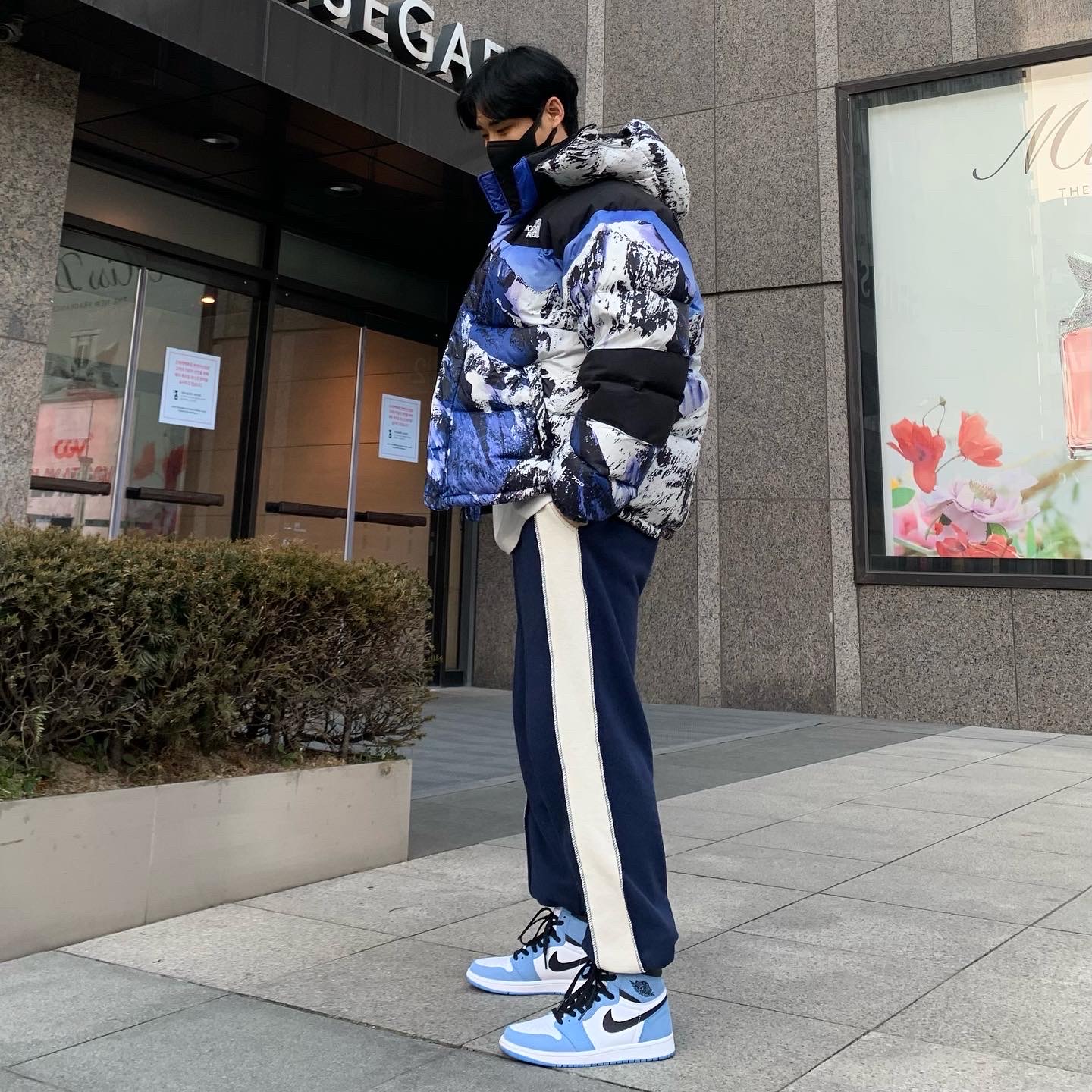 Supreme x The North Face Mountain Baltoro Jacket Blue White - 17FW, Jordan 1 Retro High OG University Blue 착용 스타일 - 3
